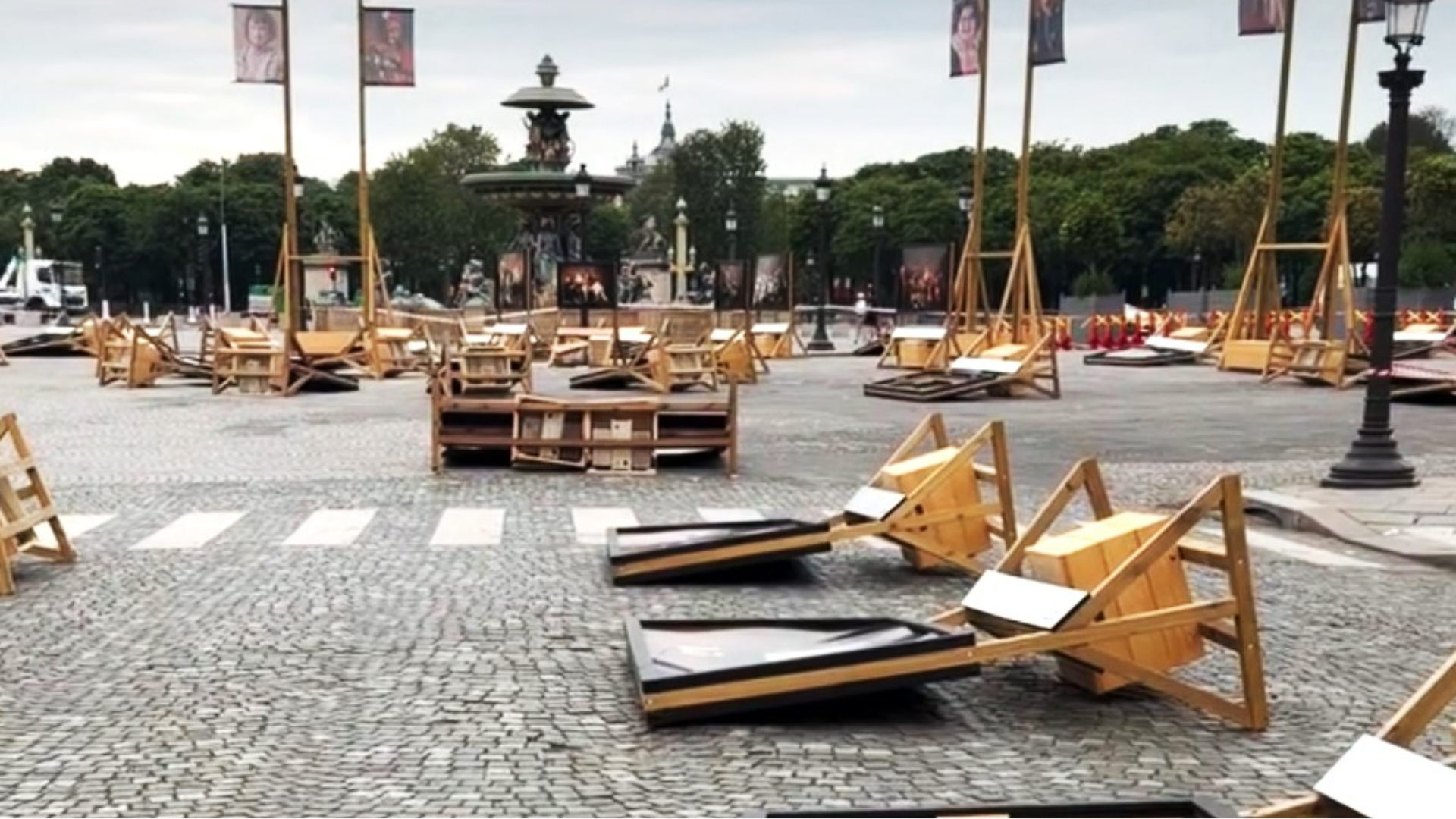 Violences après Bayern-PSG : l’exposition sur le «vivre ensemble» de Yann Arthus-Bertrand saccagée place de la Concorde