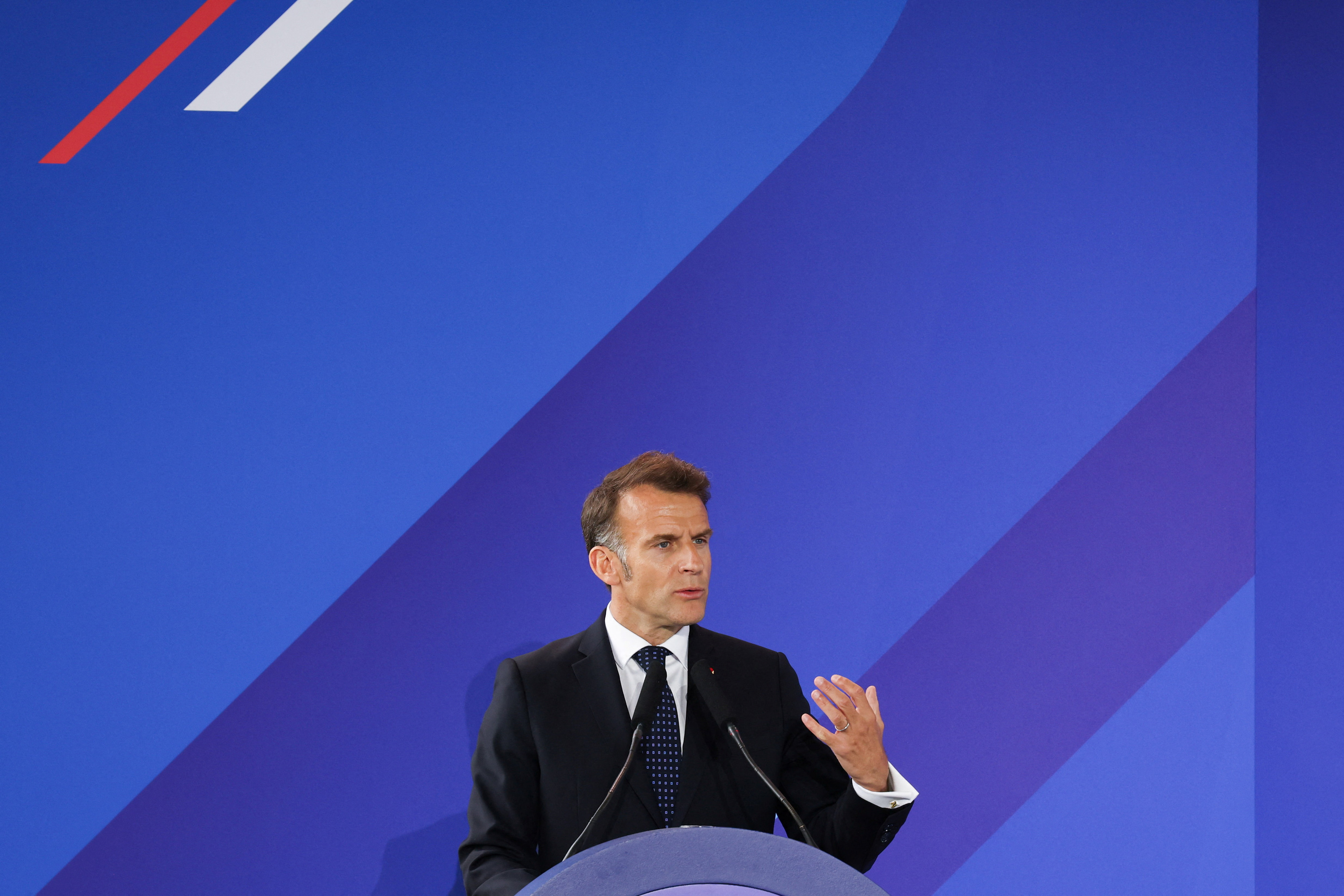 Trump évacué après des tirs au dîner des correspondants de la Maison-Blanche : Macron et d’autres dirigeants mondiaux dénoncent «la violence politique»