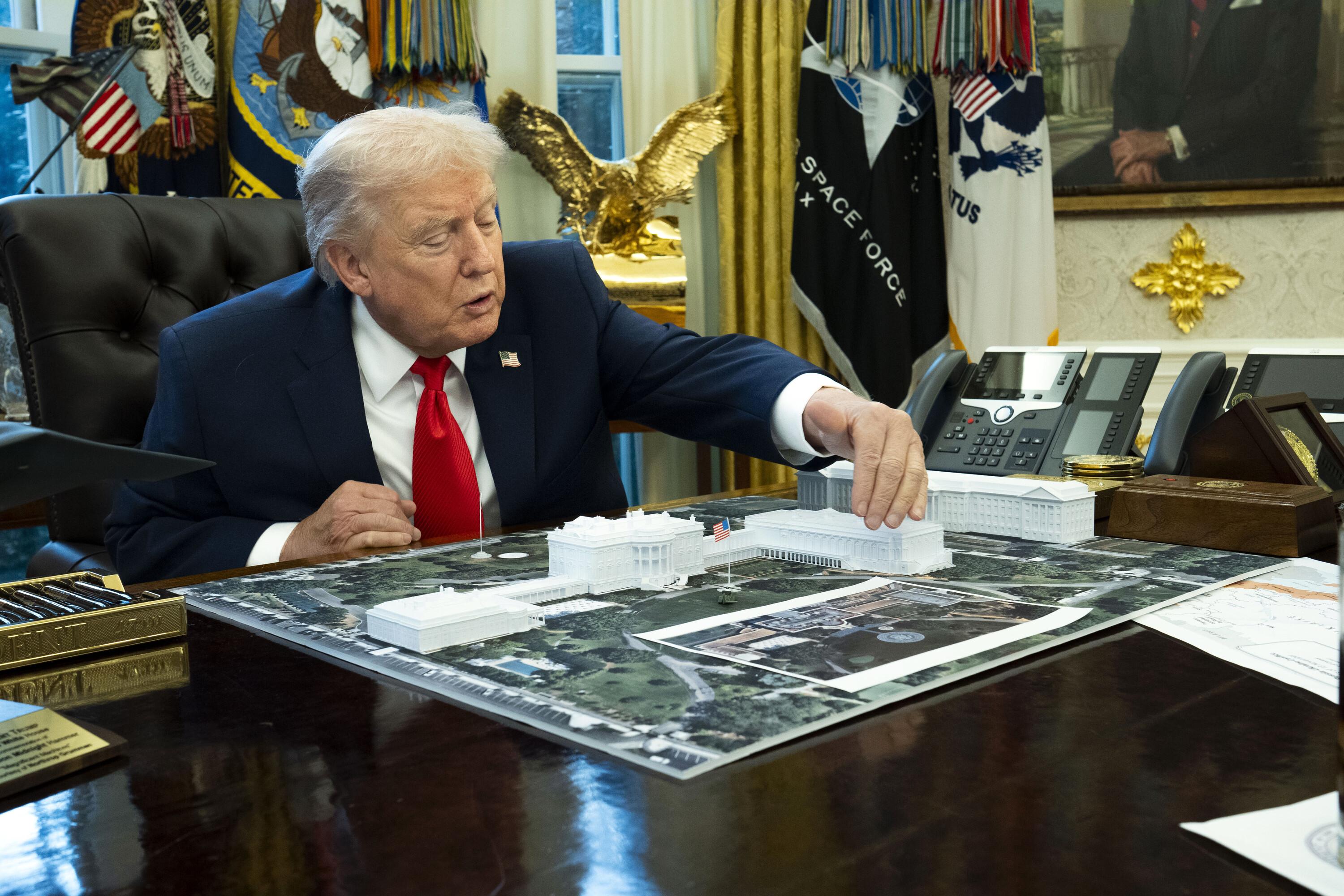 Plus haut arc de triomphe du monde, salle de bal géante, 250 statues de héros américains... À Washington, la folie des grandeurs de Trump