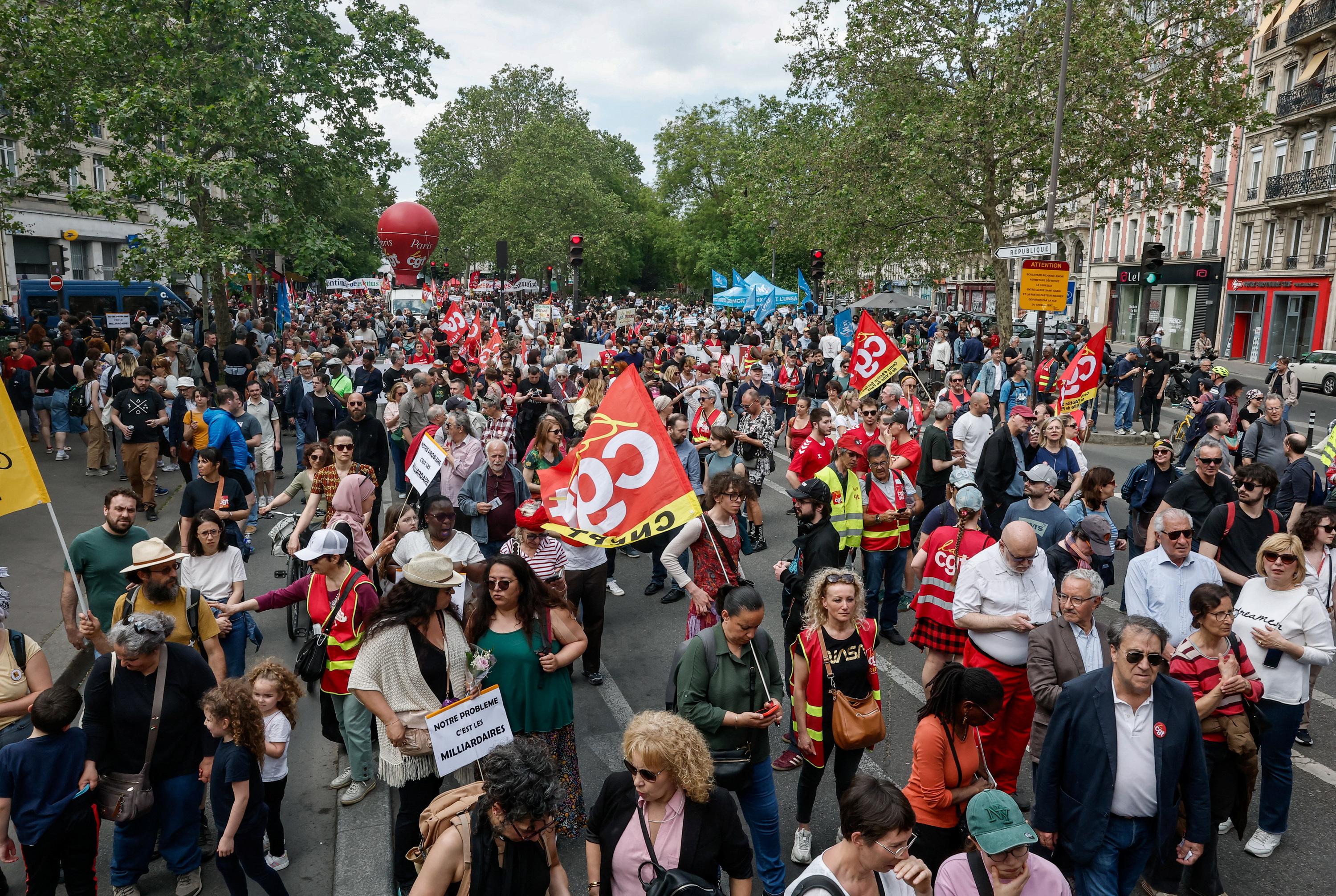 EN DIRECT - Manifestations du 1er mai : le cortège s’élance à Paris, Olivier Faure enfariné à Amiens... Suivez la journée de mobilisation