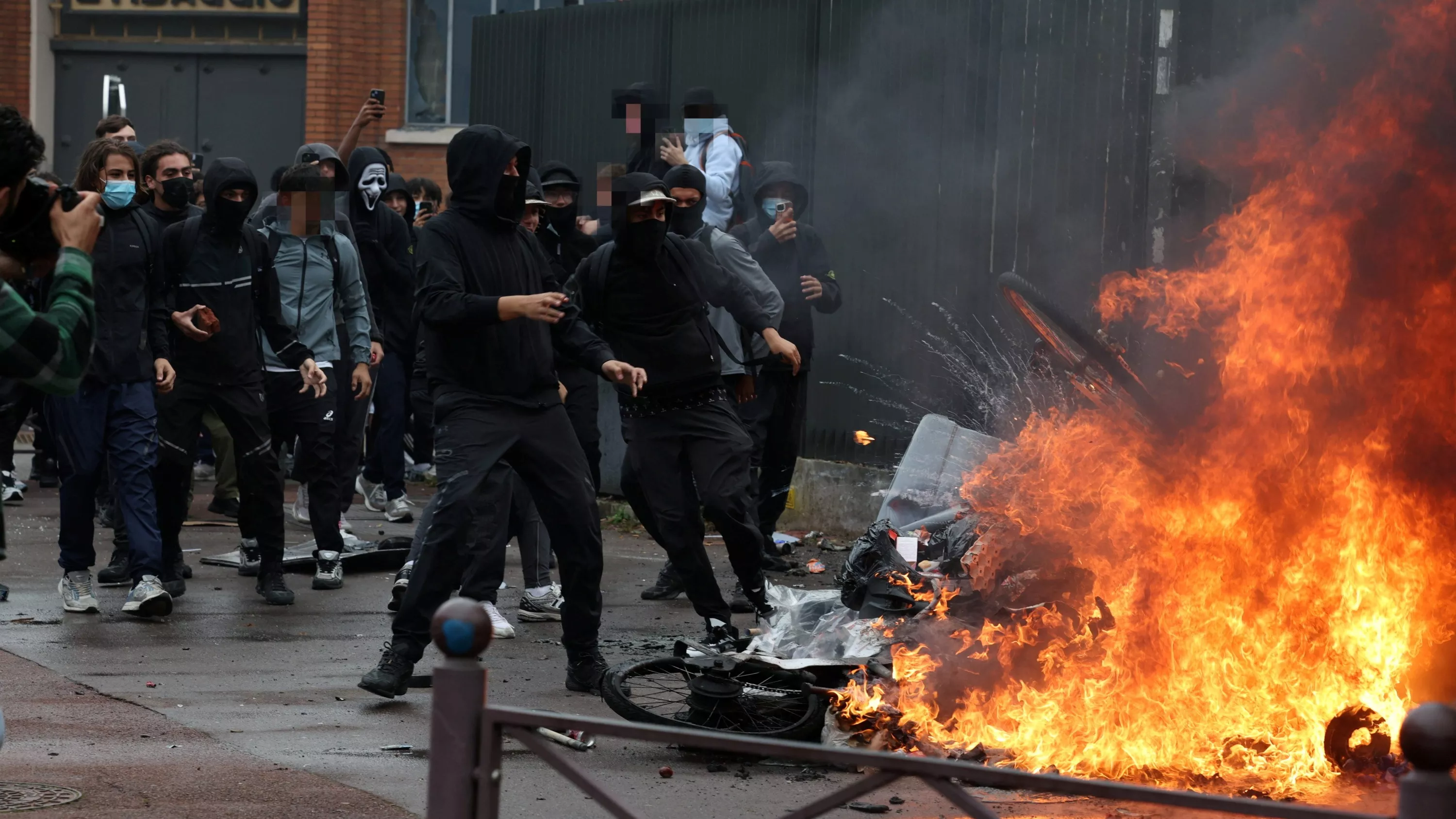 356 établissements perturbés et plus de 600 interpellations… Le mouvement lycéen s’étend, avec une montée de la violence