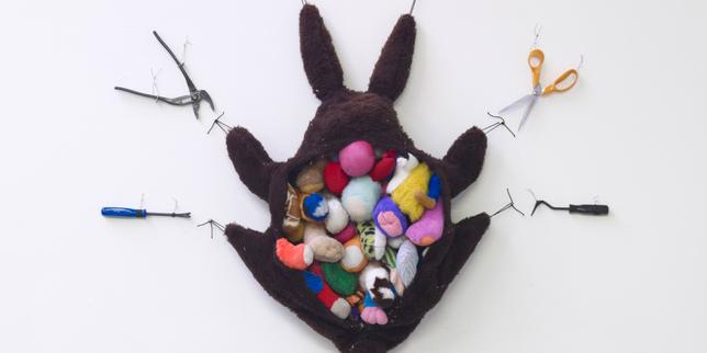 Avec l’exposition « Une hirondelle ne fait pas le printemps », le bestiaire d’Annette Messager prend sa revanche au Musée de la chasse et de la nature