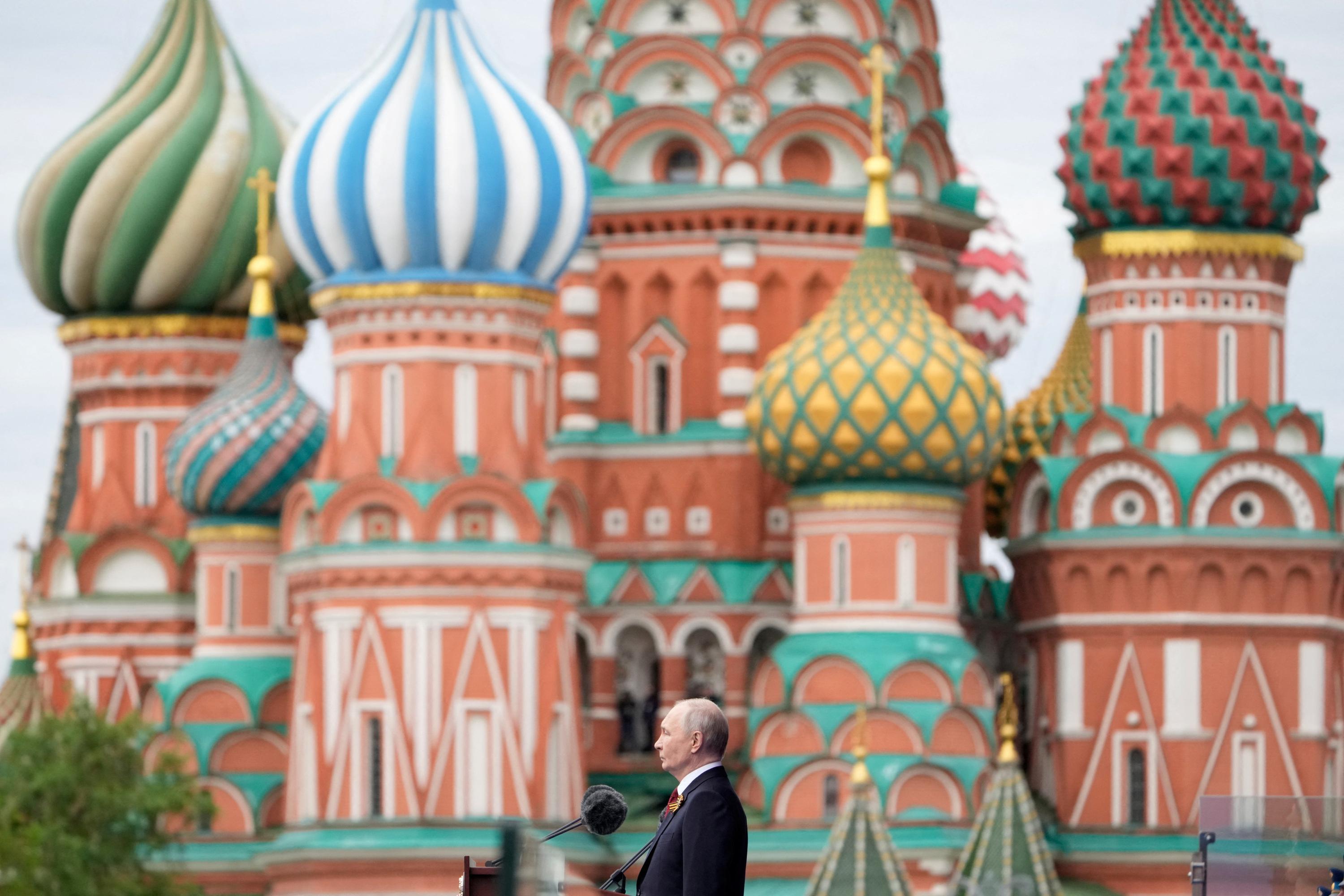 Cérémonie raccourcie, comité restreint : Vladimir Poutine préside des commémorations du 9 Mai sans éclat à Moscou