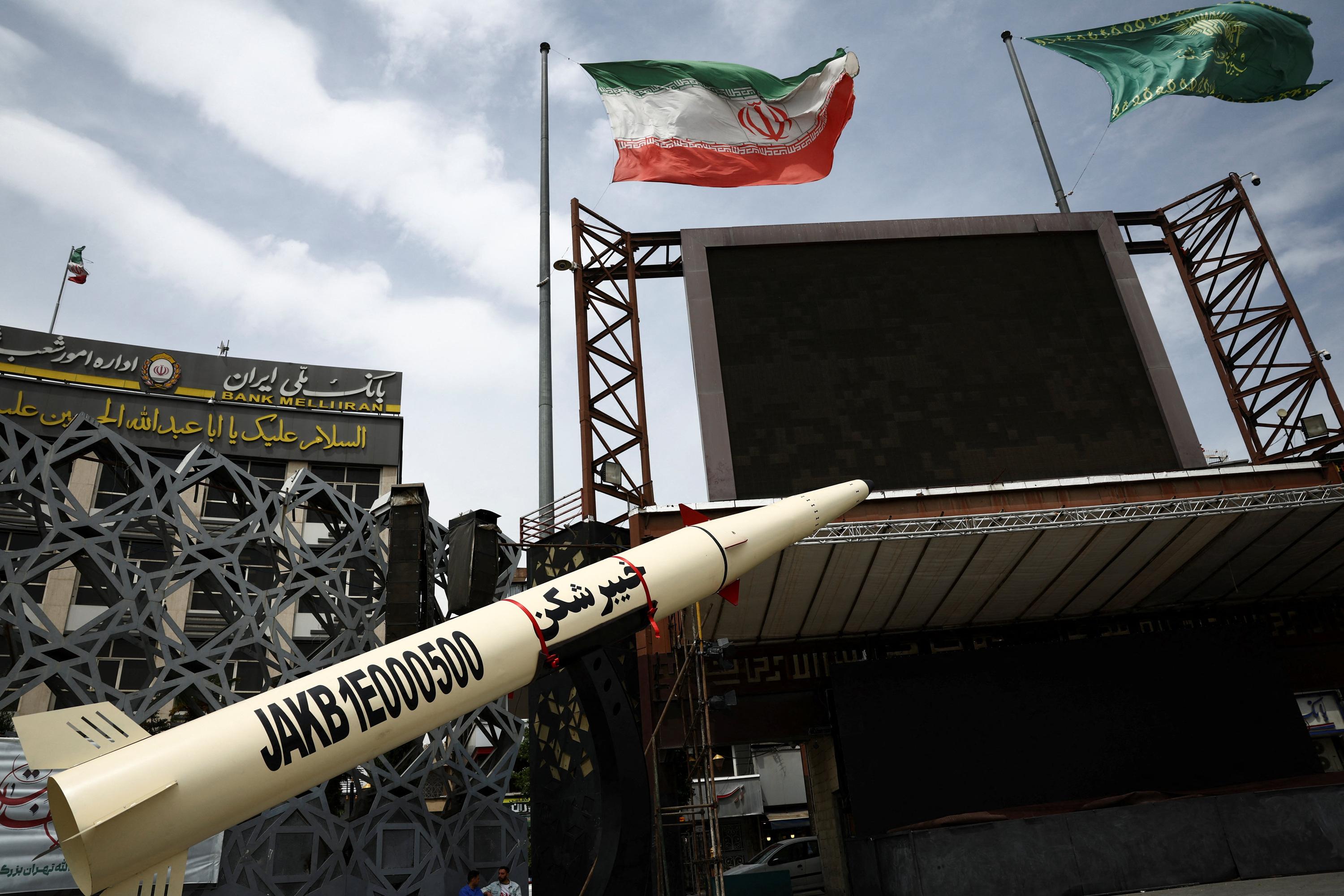 EN DIRECT - Guerre au Moyen-Orient : une agence de presse iranienne affirme que deux missiles ont touché un navire américain prêt à traverser le détroit d’Ormuz