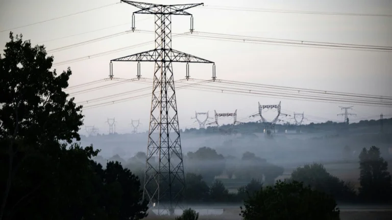 520 heures d'électricité à prix négatifs: la France bat un record, mais pourquoi les factures ne baissent-elles pas?