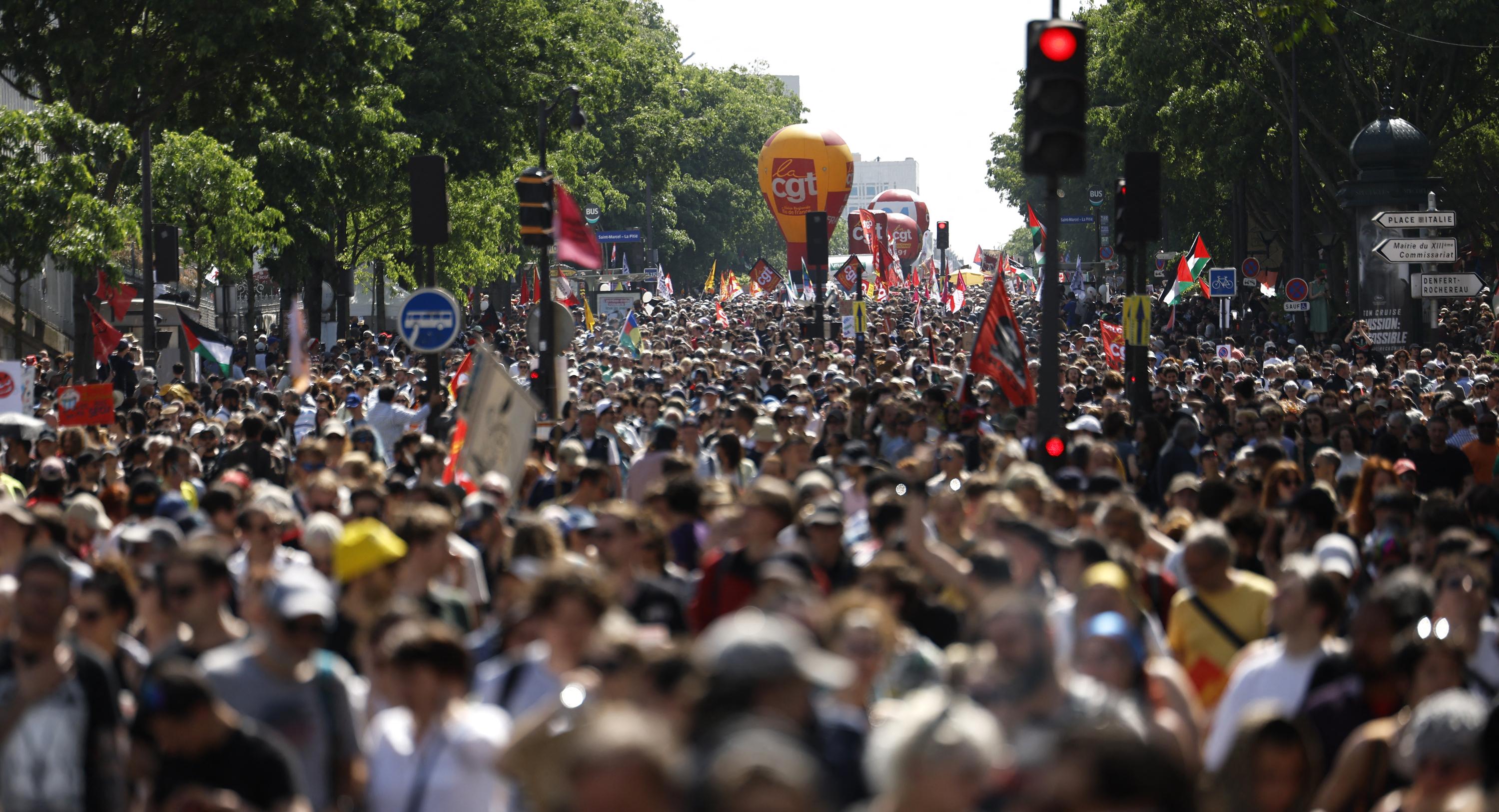 EN DIRECT - Manifestations du 1er mai : le cortège à Paris va s’élancer, l’ultra gauche en embuscade... Suivez la journée de mobilisation en France
