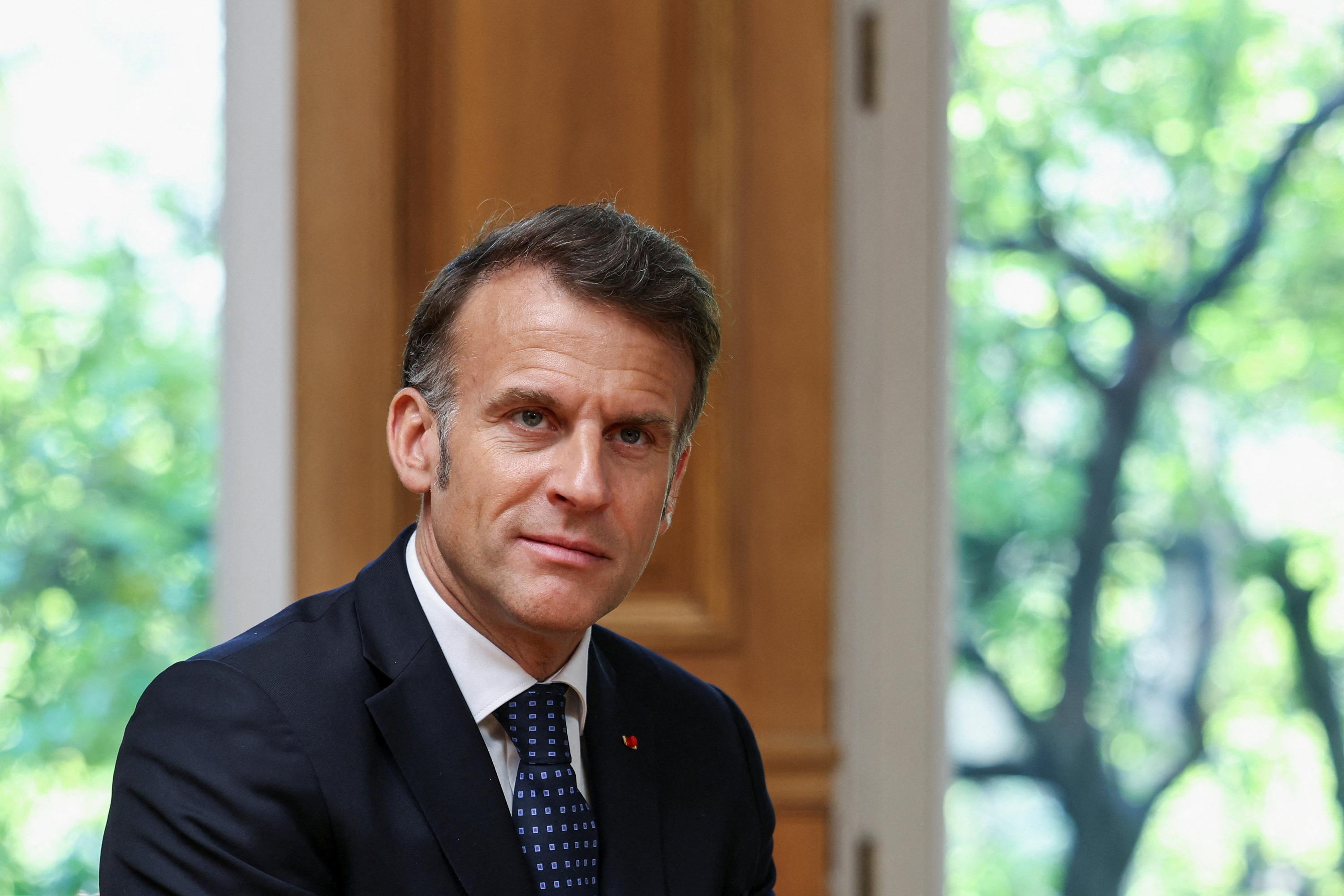 Emmanuel Macron critique les «mabouls» qui veulent «se fâcher avec l’Algérie»