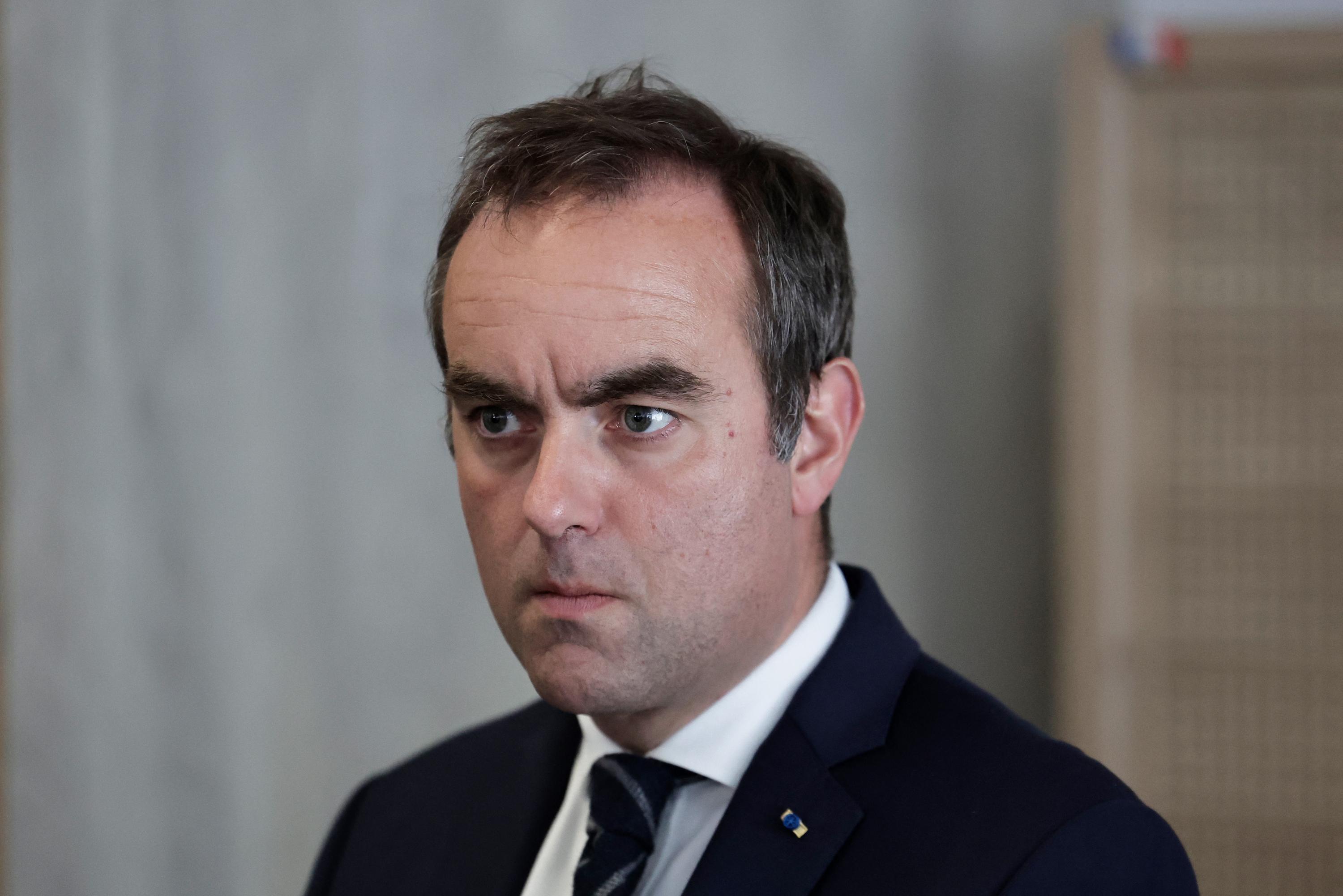 EN DIRECT - Fête du travail du 1er mai : Sébastien Lecornu se rend en Haute-Loire avec Laurent Wauquiez pour visiter des commerces ouverts ce vendredi