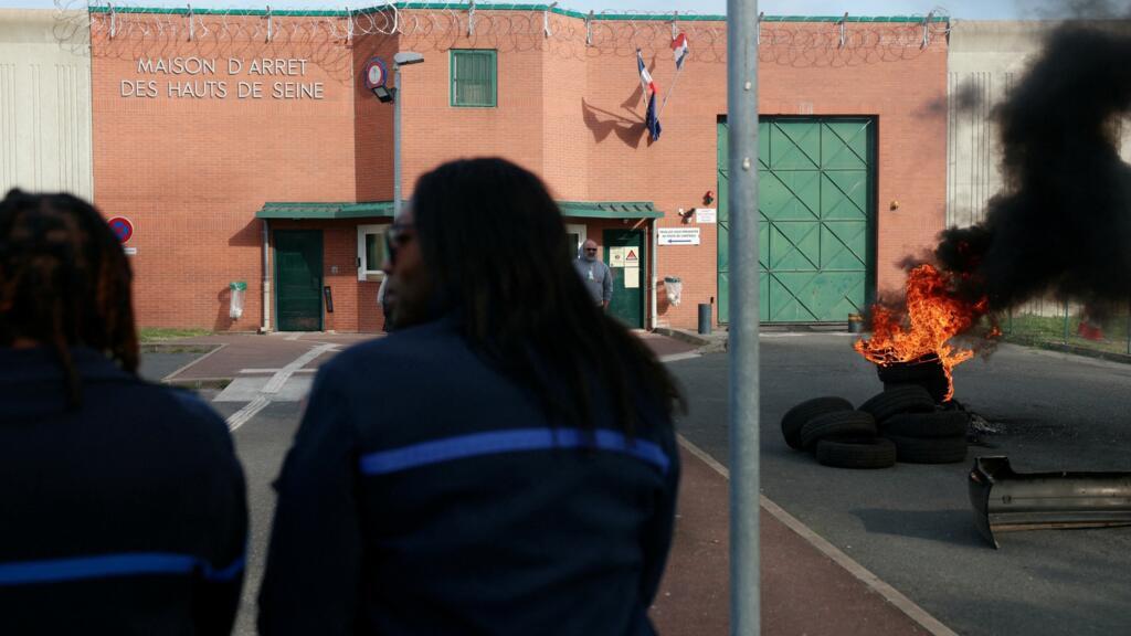 «Ça bout»: en colère, les agents pénitentiaires français bloquent les prisons pour demander plus de moyens