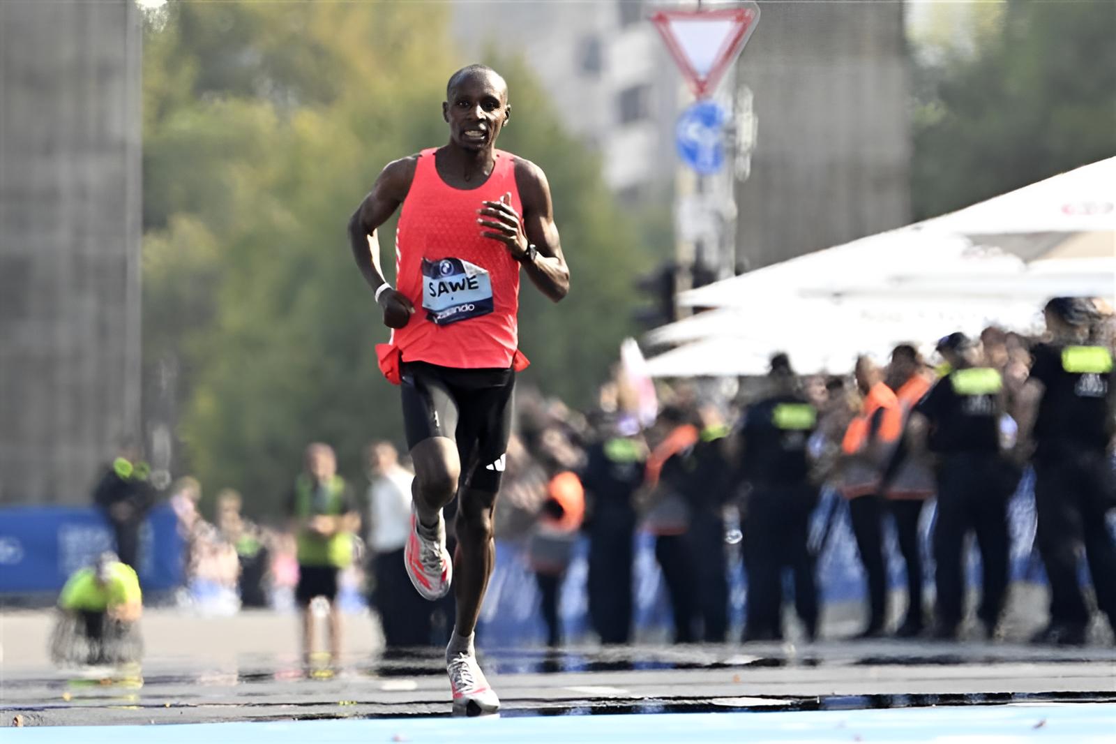 Le Kényan Sabastian Sawe devient le premier homme de l’histoire à terminer un marathon en moins de deux heures