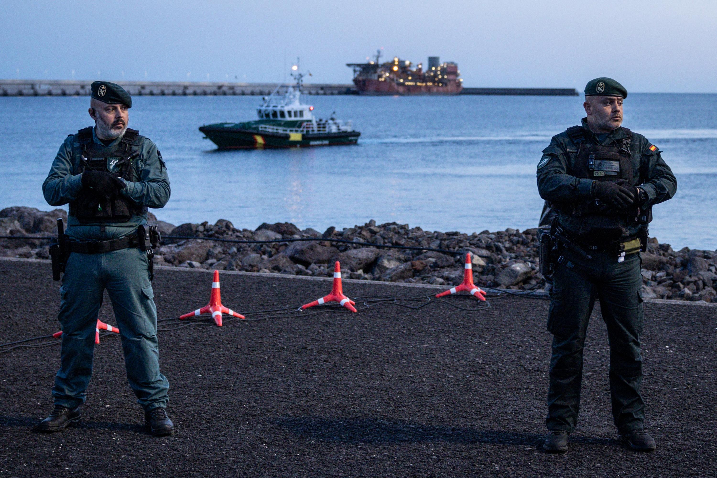 EN DIRECT - Hantavirus : le MV Hondius entre dans le port espagnol de Granadilla, les cinq Français rapatriés dès dimanche par vol sanitaire
