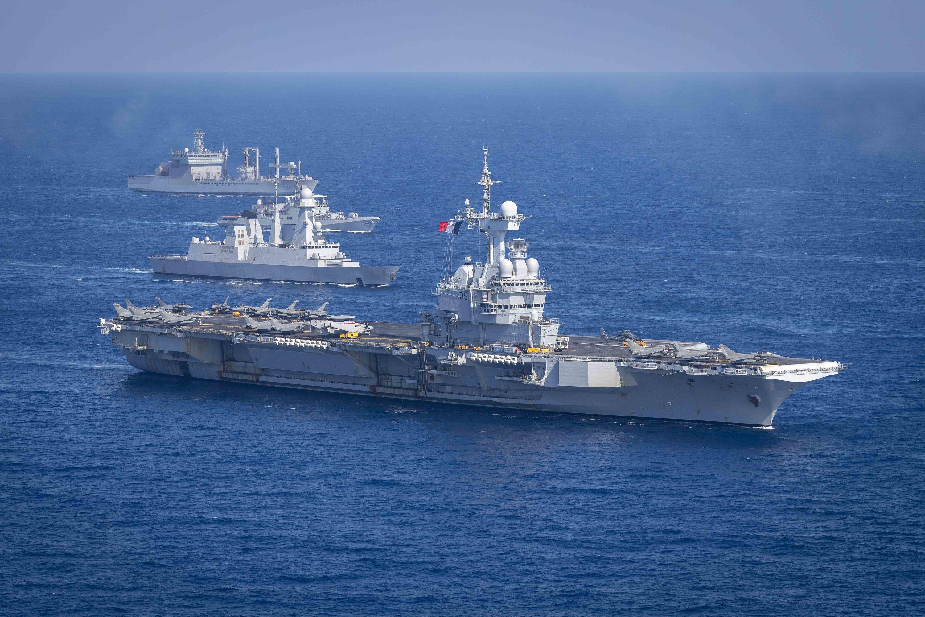 Plus de 250 mètres de long, 2500 marins à bord, 40 aéronefs... Tout savoir sur le porte-avions Charles de Gaulle déployé au Moyen-Orient