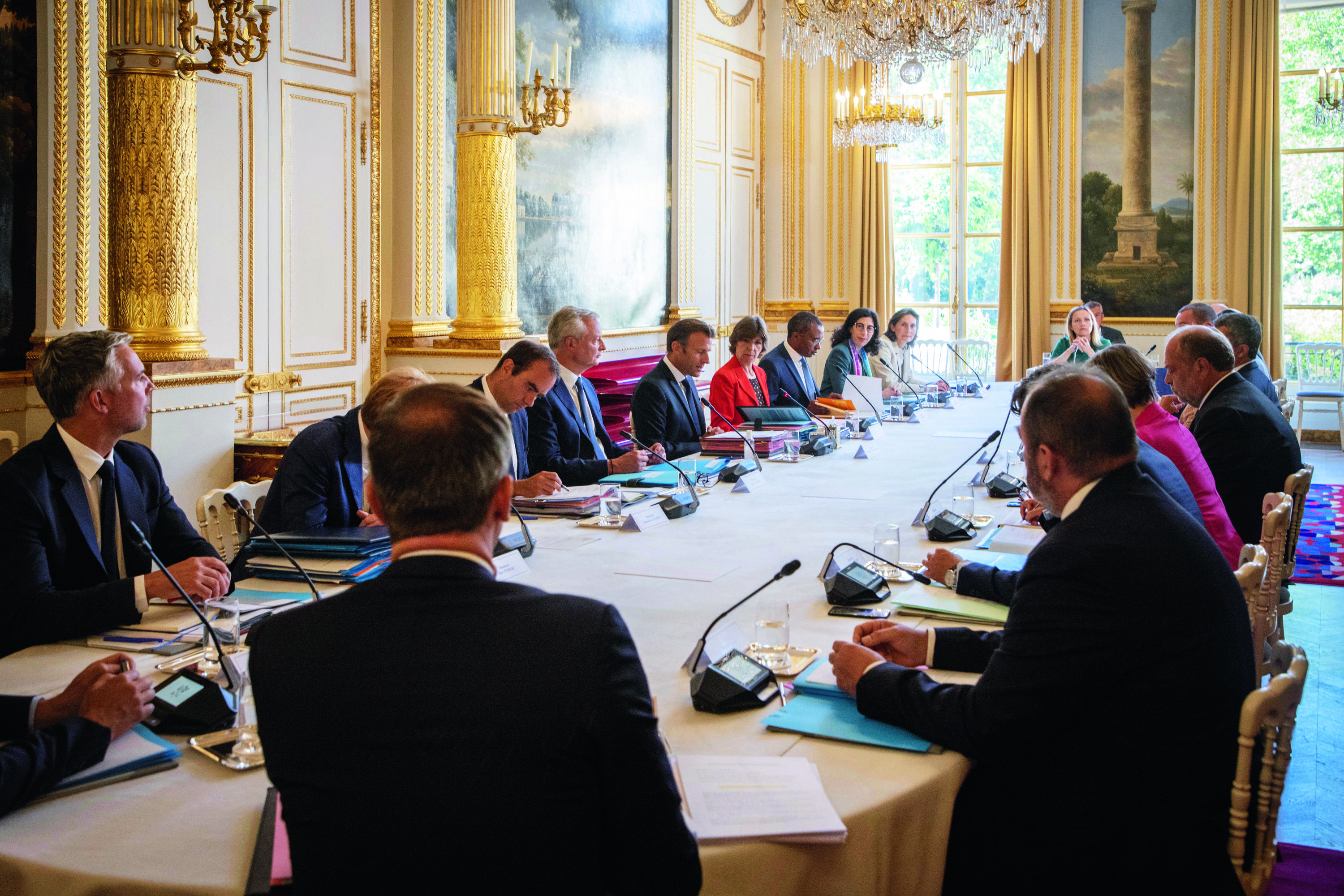 Double discours et manipulations : les anciens ministres d’Emmanuel Macron se confient sur leur passage au gouvernement