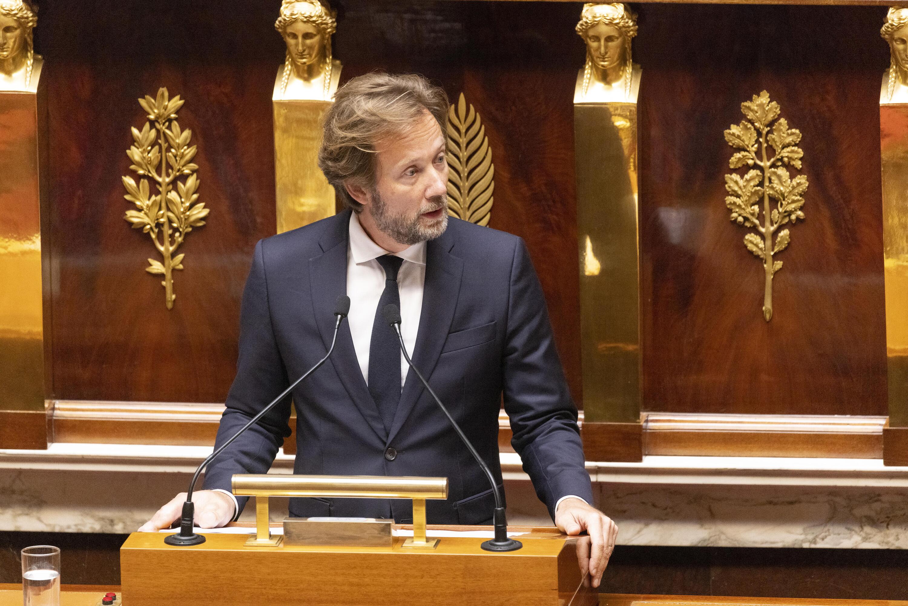 Le président du groupe socialiste à l’Assemblée Boris Vallaud quitte la direction du PS, le parti en crise