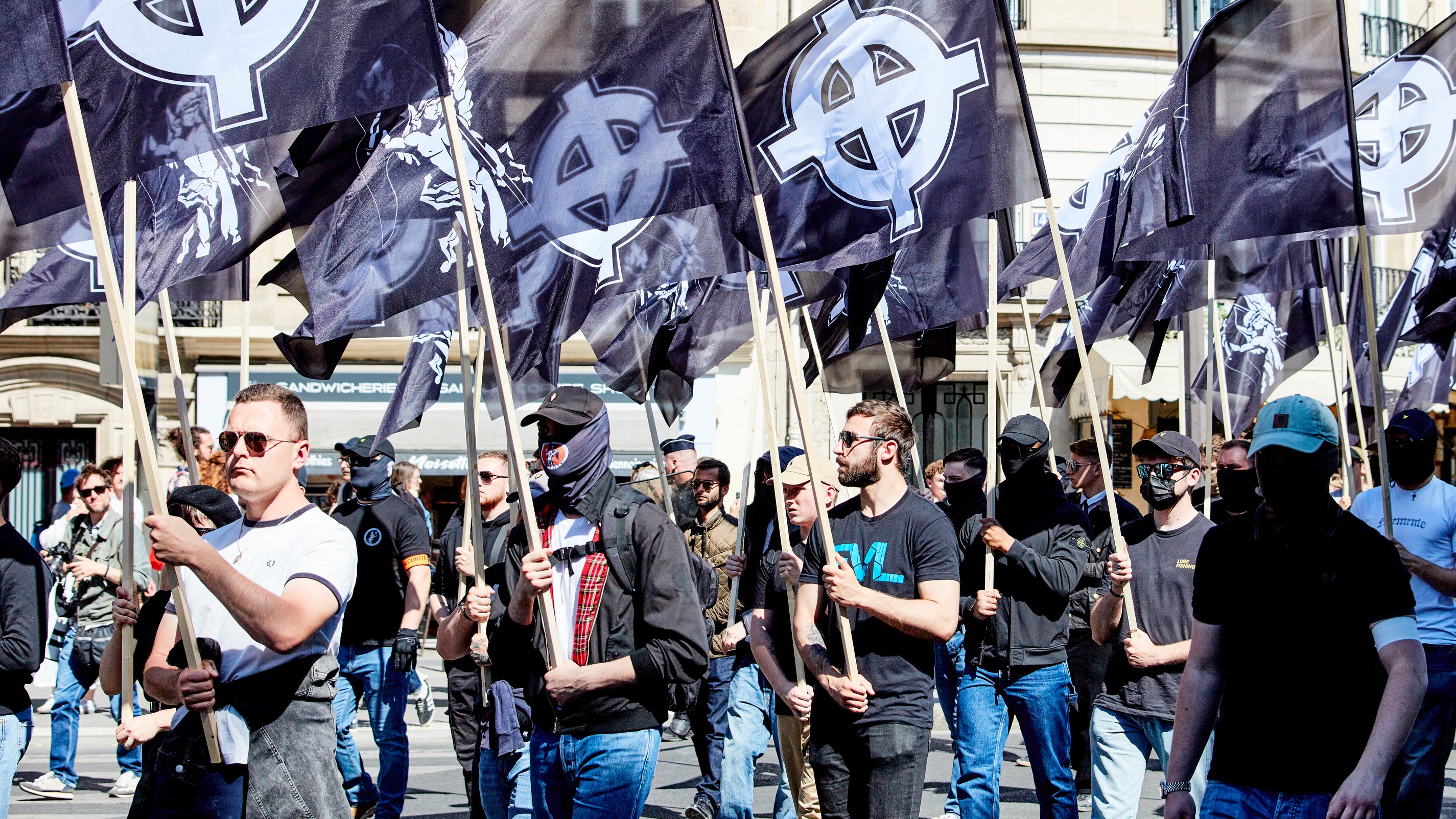 Couteaux, matraques... 59 militants d’ultragauche et d’ultradroite en garde à vue à Paris en lien avec la manifestation interdite du Comité du 9 Mai