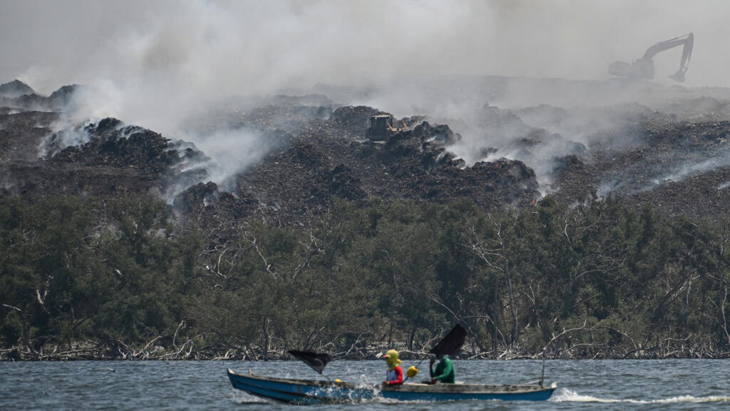 Philippines: une décharge en feu depuis trois semaines, inquiétude pour la santé et l'environnement