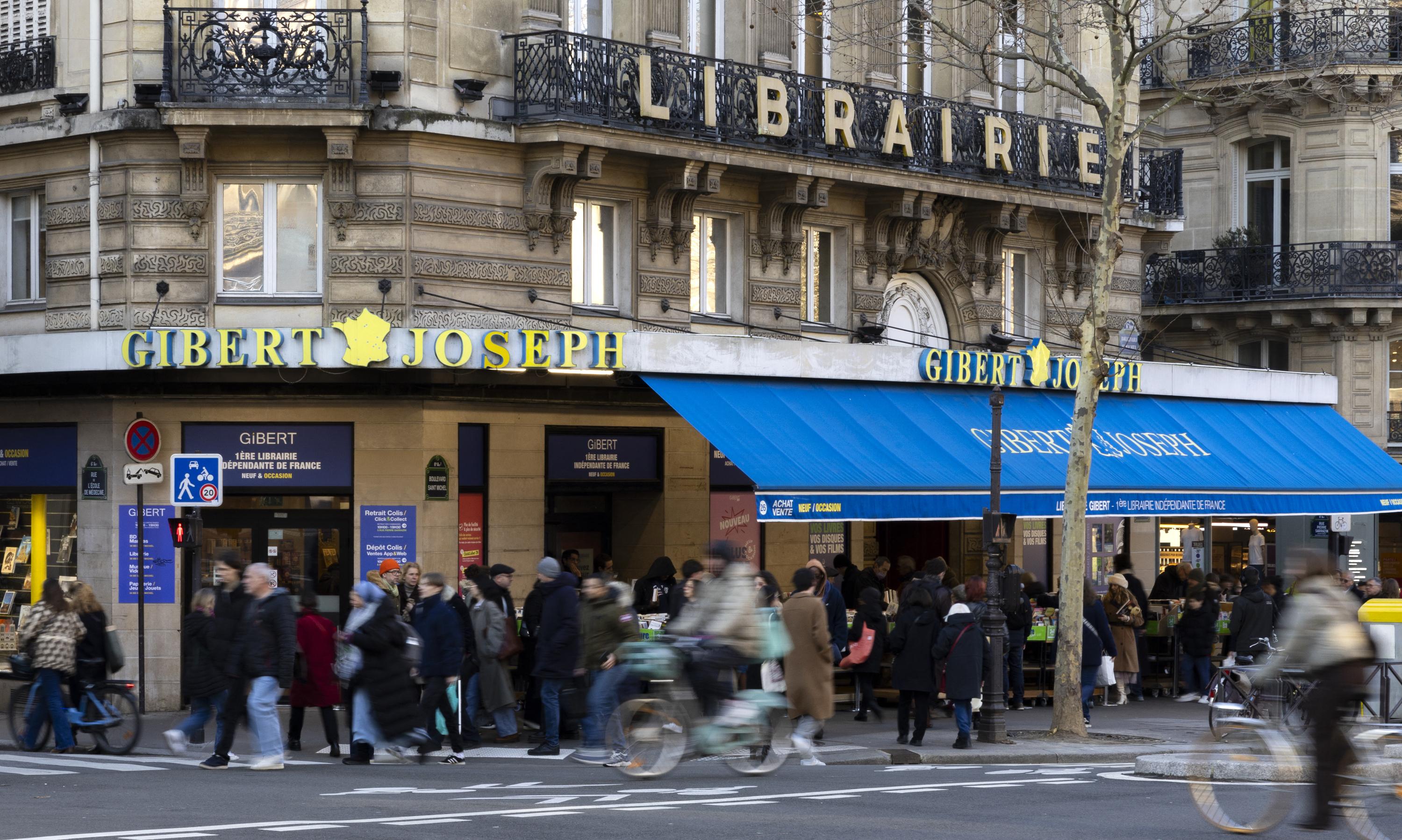 «Ça m’attriste que cette institution soit touchée» : à Paris, les clients de Gibert s’inquiètent de l’avenir des emblématiques librairies