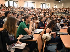 900 euros la licence et 1 300 euros le master : pourquoi les frais d’inscription à l’université pourraient bientôt quintupler