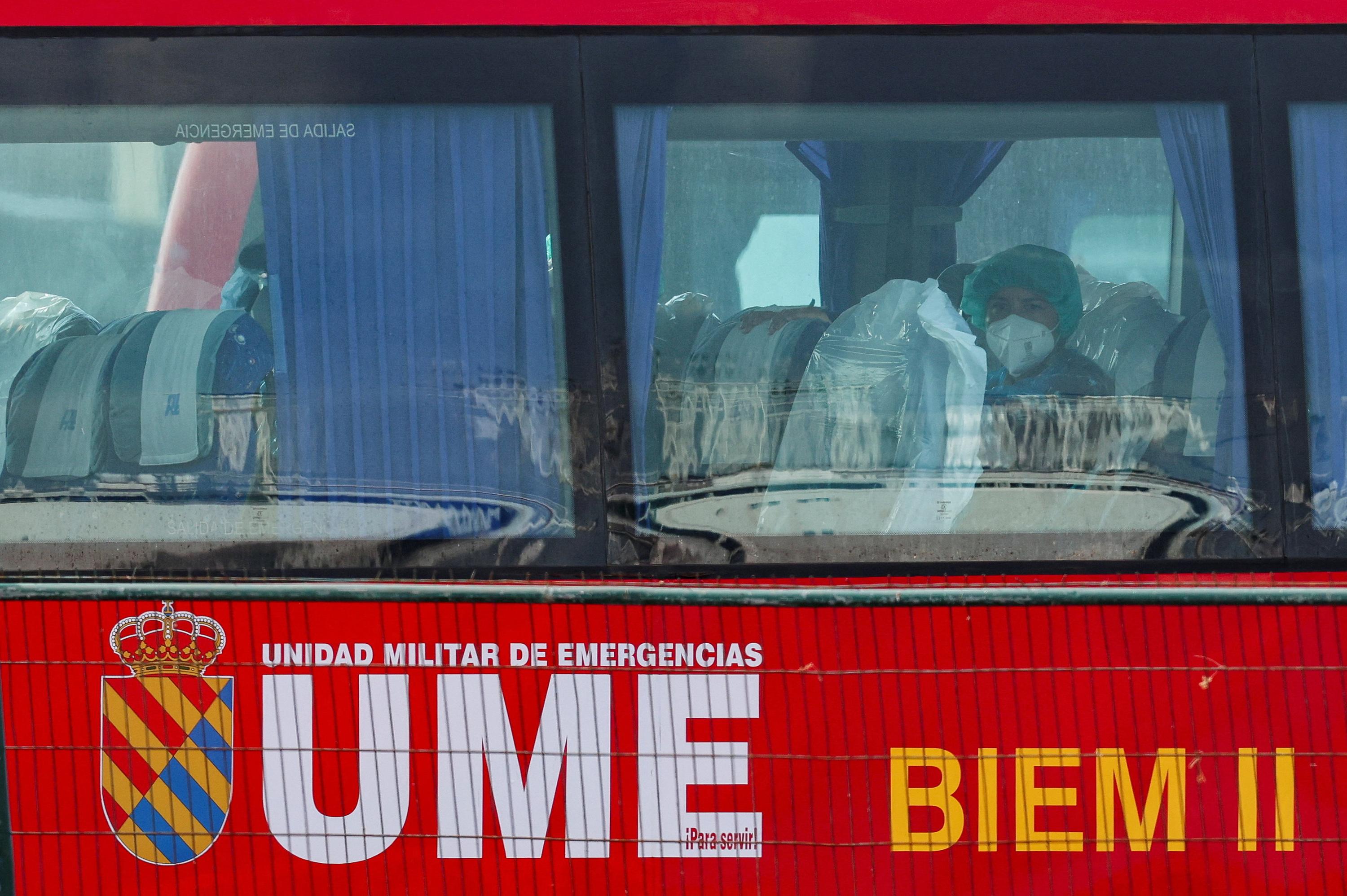 EN DIRECT - Hantavirus : les passagers du MV Hondius ont commencé à débarquer aux Canaries