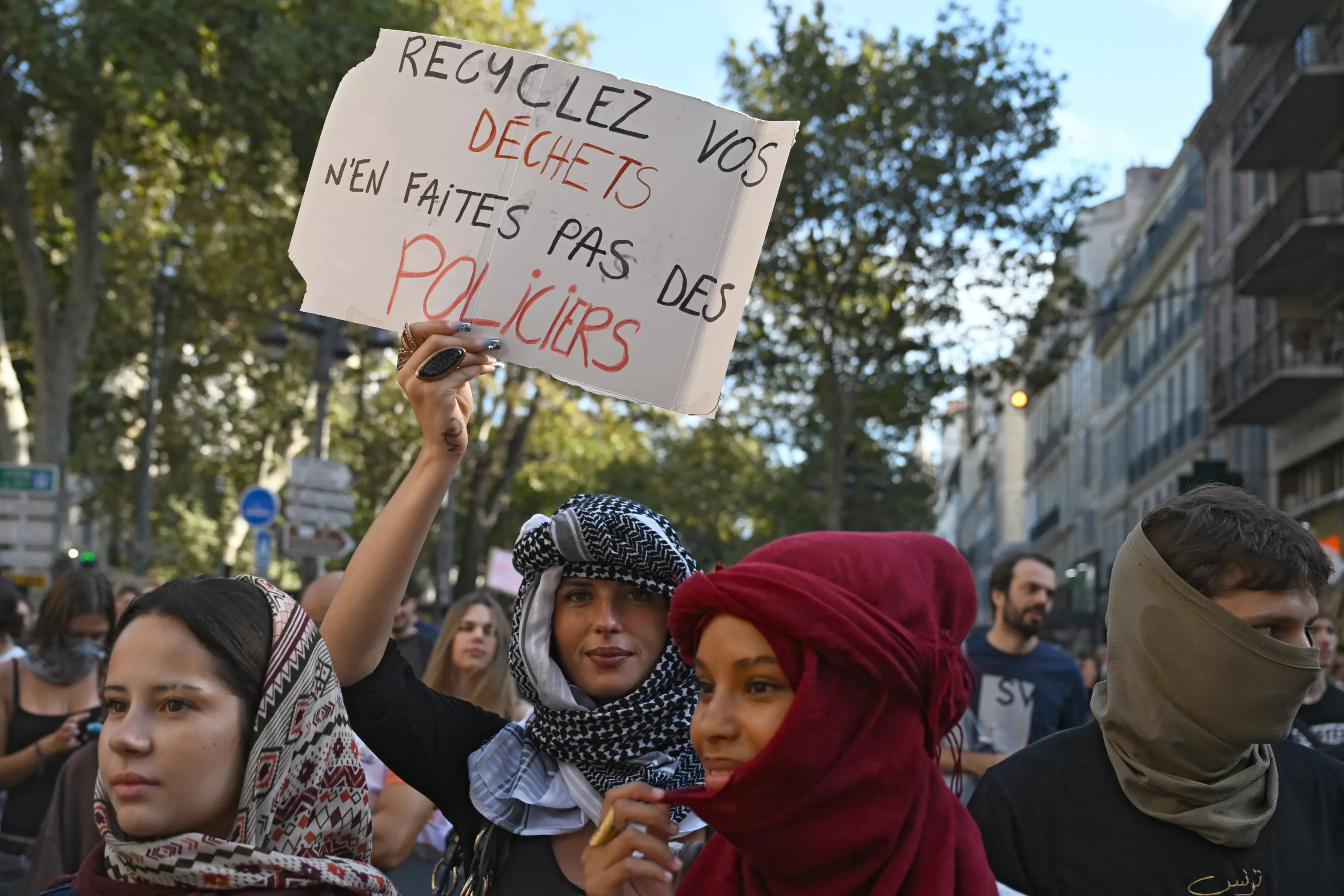 « À bas l’État policier » : à Marseille, une mobilisation lycéenne sous tension, sur fond d’hostilité envers les forces de l’ordre
