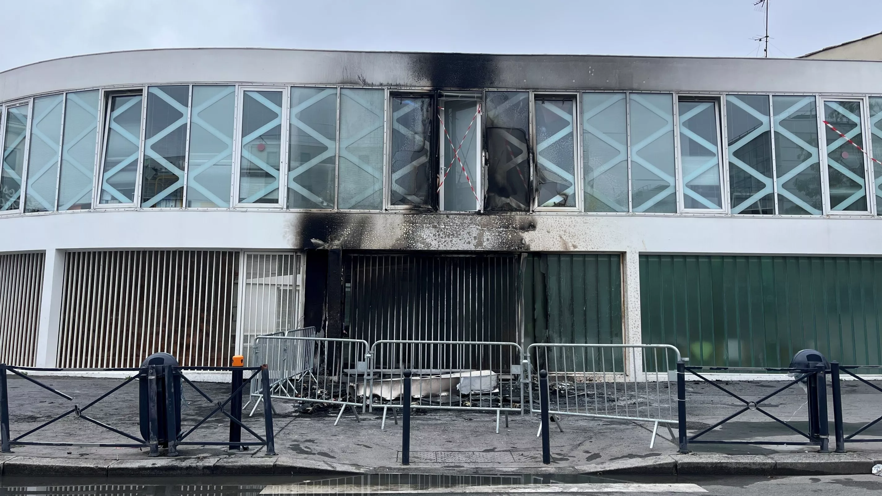 À Bordeaux, la façade d’un lycée privé dégradée après un incendie volontaire de poubelles