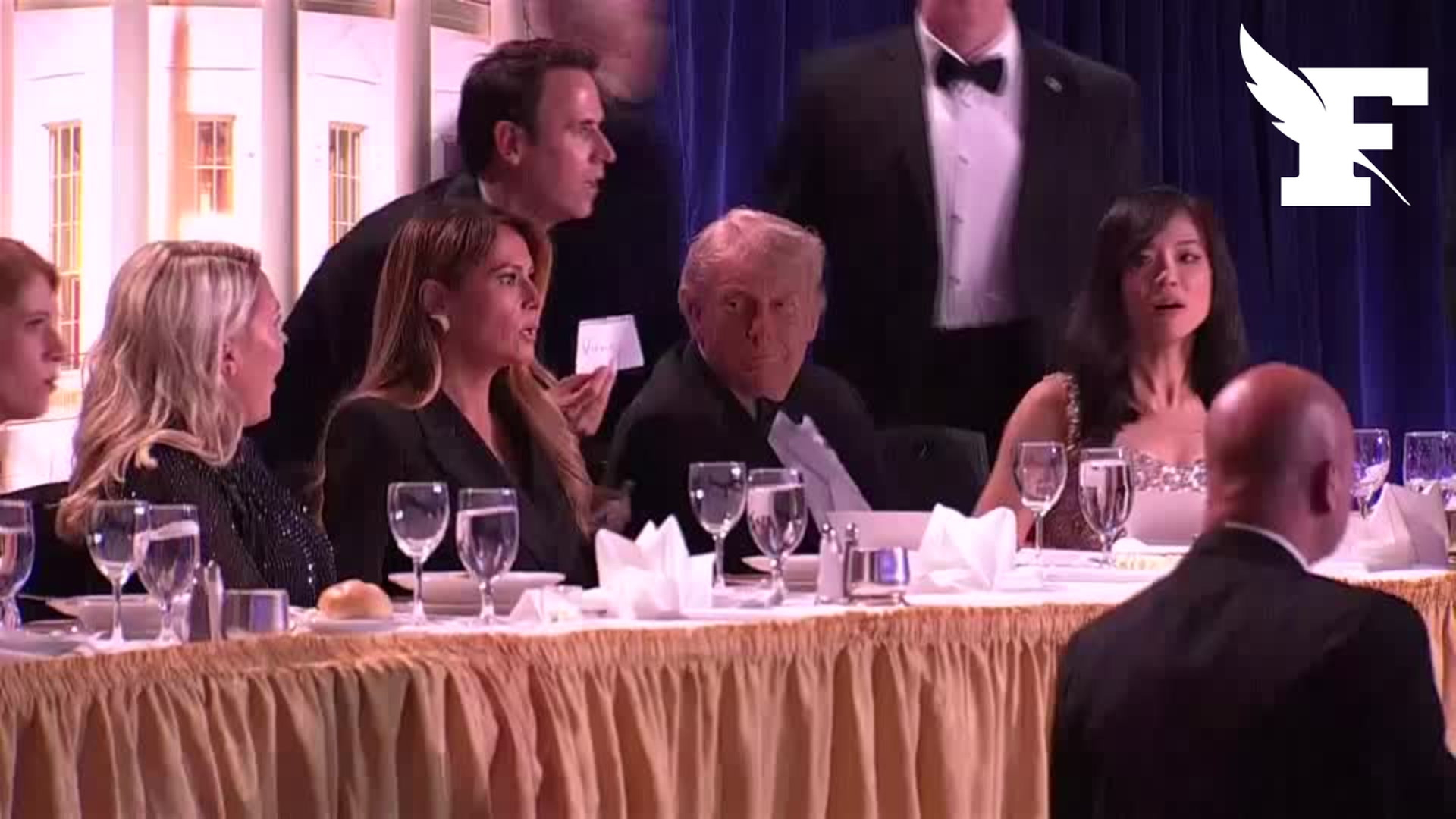 «Écartez-vous monsieur !» : les images de l’exfiltration en urgence de Donald Trump après des tirs au dîner des correspondants de la Maison-Blanche