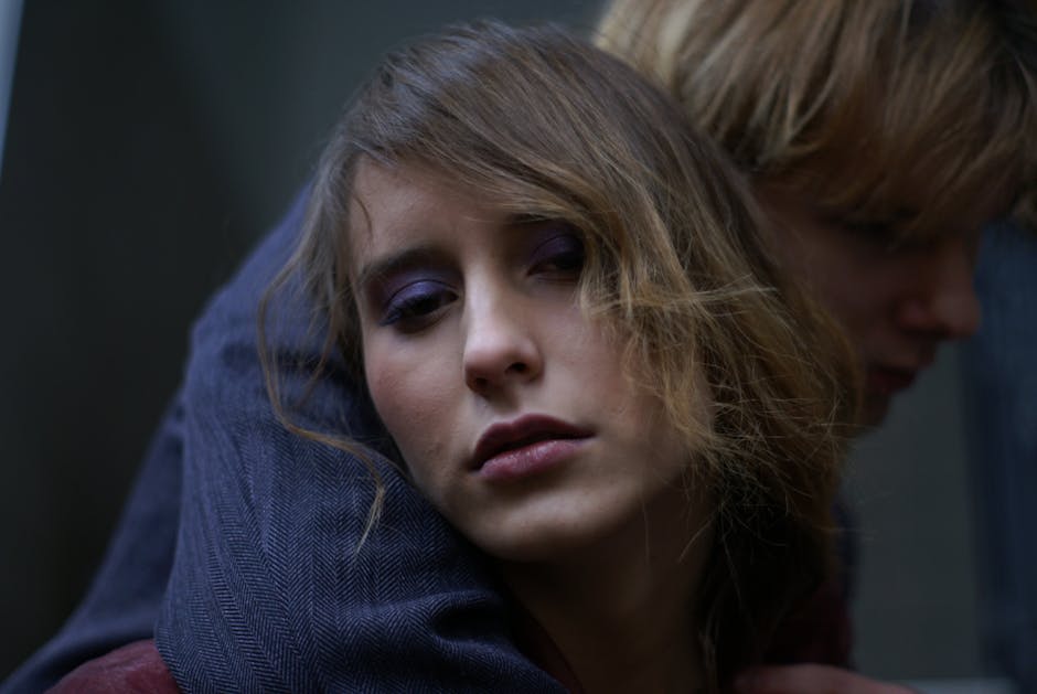 Laura Smet, très émue, et son époux Raphaël accompagnent le cercueil blanc de Nathalie Baye à l’église Saint-Sulpice