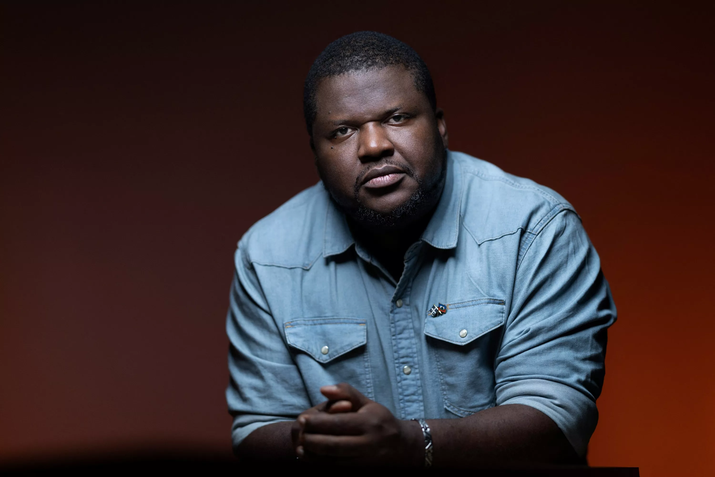 Accusé d’avoir utilisé l’IA pour écrire son roman phénomène de la rentrée, Thélyson Orélien assure être victime «d’attaques racistes»
