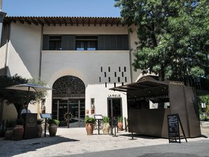 Affaire Bruel : après la mise en examen du chanteur pour viol, quel avenir pour son hôtel à L’Isle-sur-la-Sorgue ?