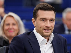 Affaire Jordan Bardella : le président du RN a-t-il multiplié les références à Alain Soral et Dieudonné dans ses tweets ?