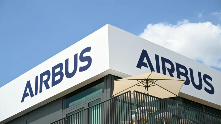 Airbus songe à vendre ses activités spatiales aux États-Unis pour se concentrer en priorité sur la création d'un leader paneuropéen avec Thales et Leonardo (et faire face à Space X et la concurrence chinoise)