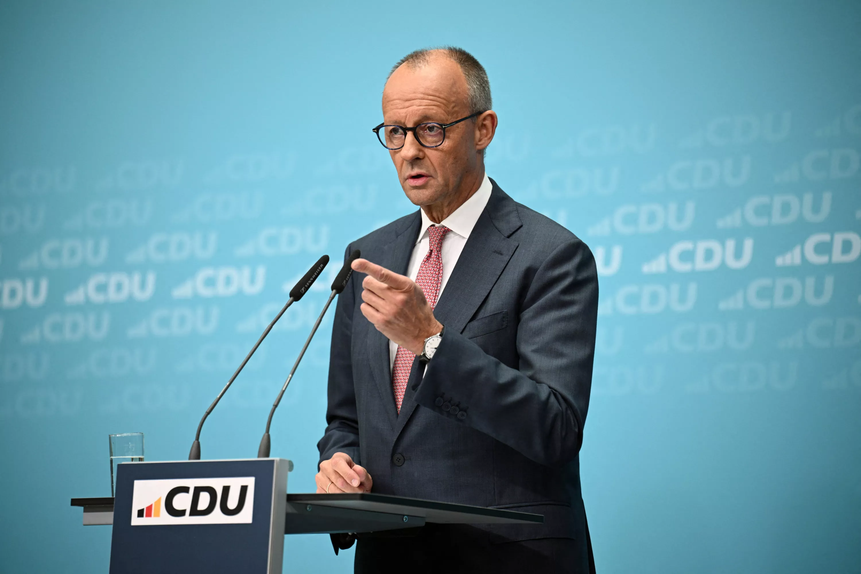 Allemagne : après le naufrage électoral de son parti, le chancelier Friedrich Merz peut-il encore tenir ?