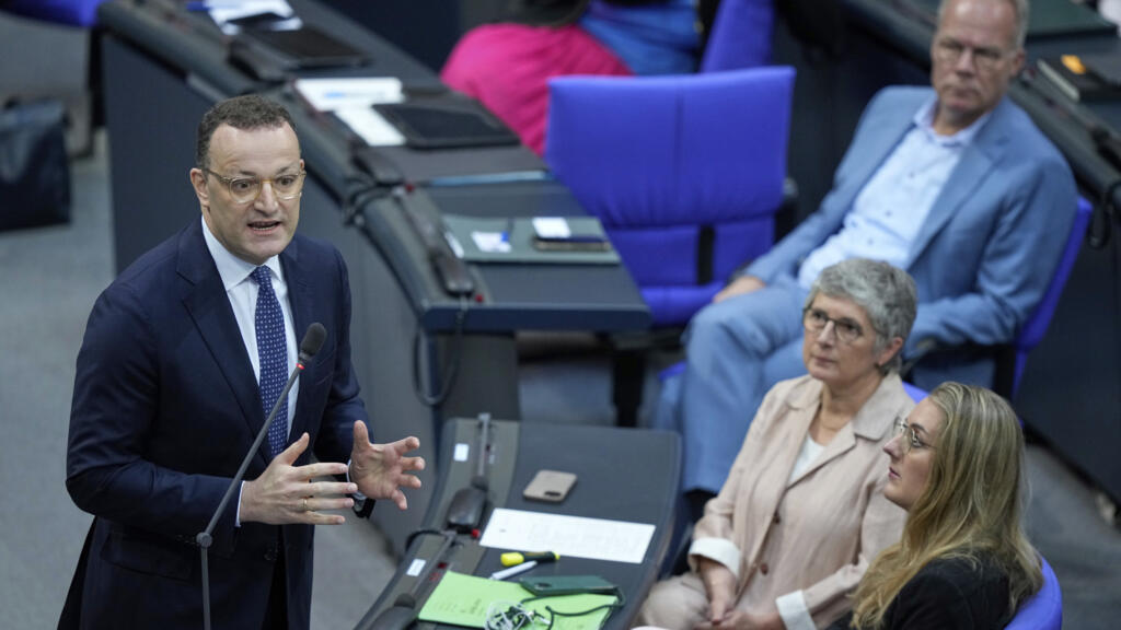 Allemagne: le chef des députés conservateurs critiqué après avoir recouru à la GPA à l'étranger
