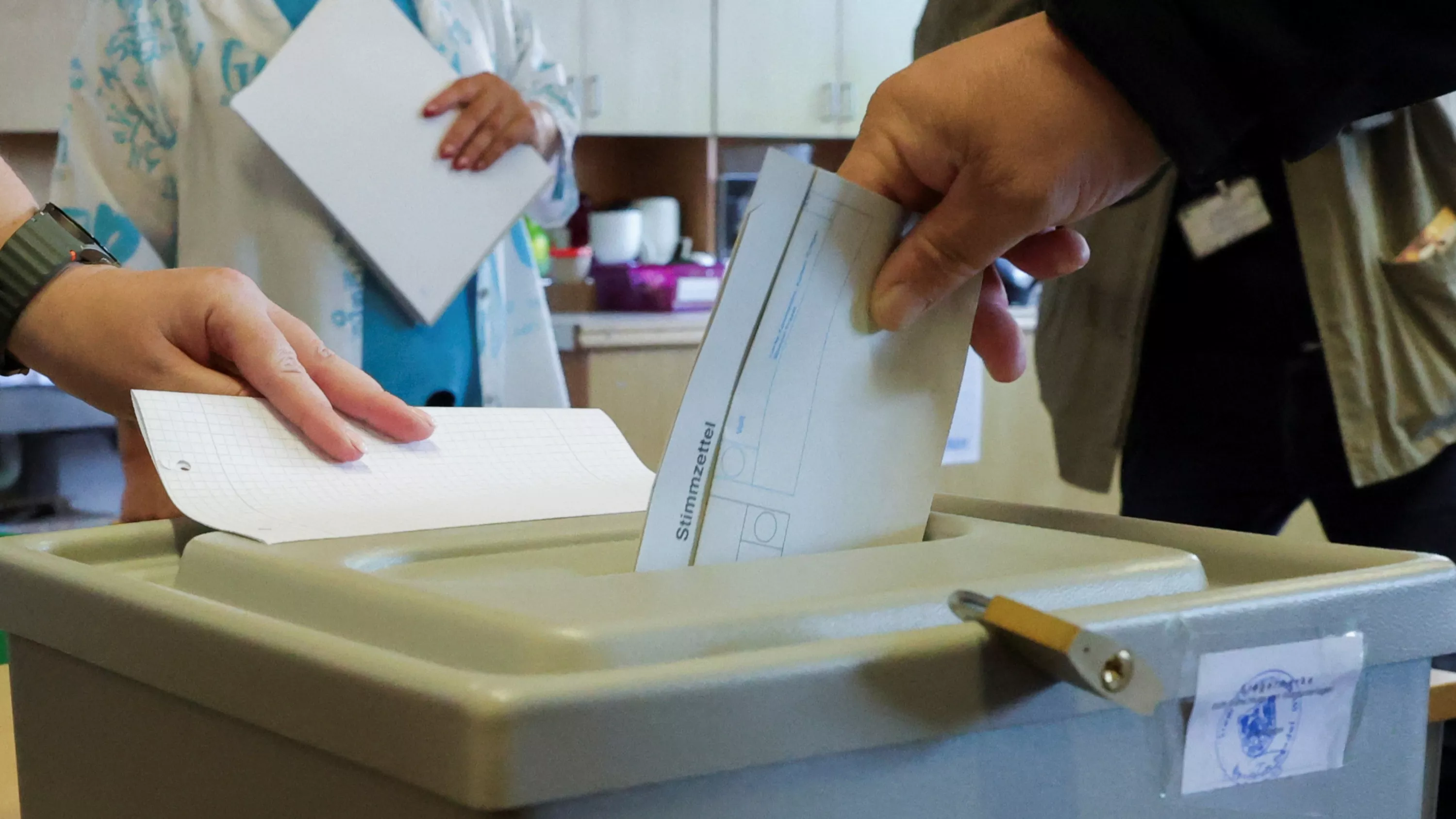 Allemagne : ouverture des bureaux de vote pour les législatives en Saxe-Anhalt, l’AfD en quête d’une victoire historique