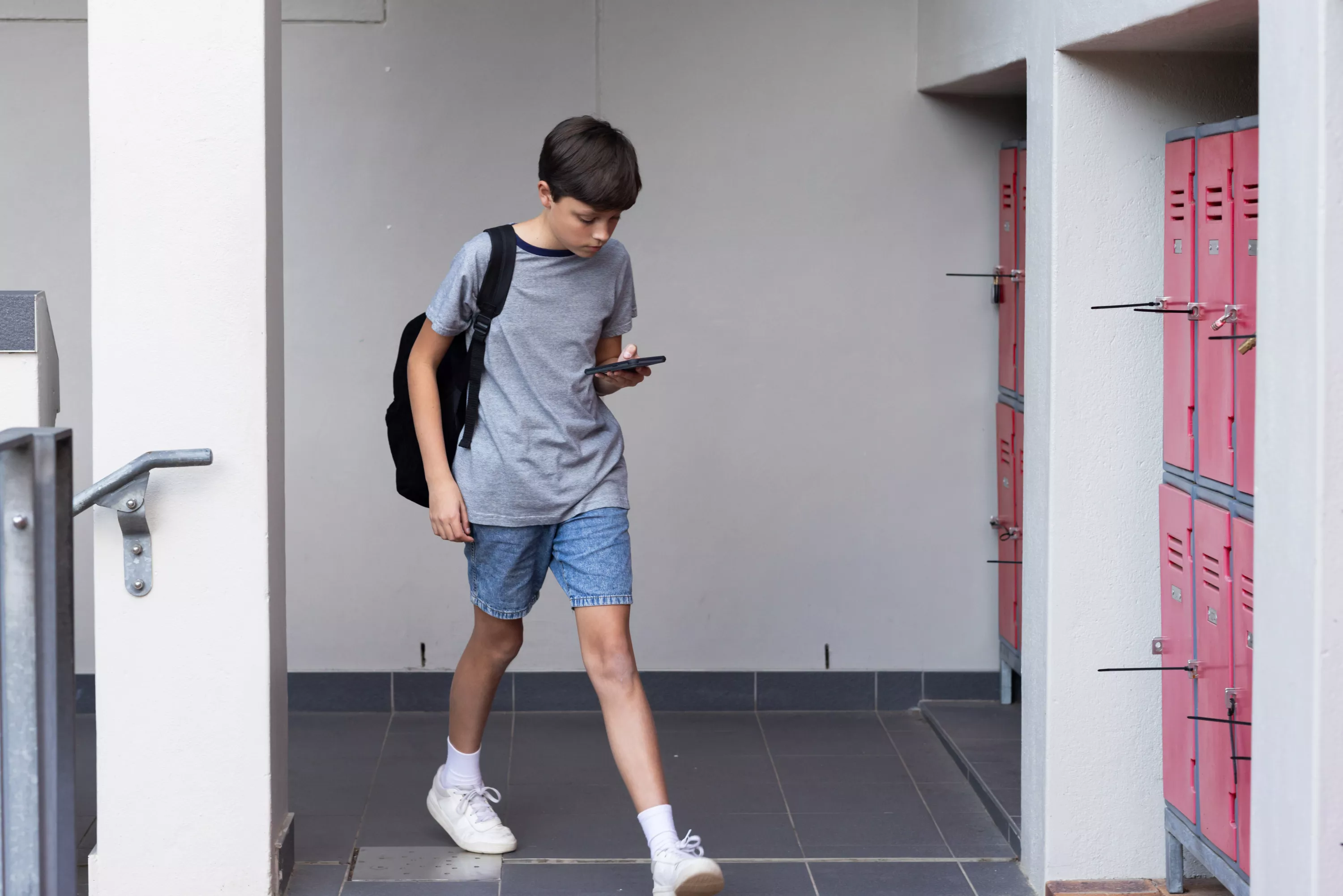 Après la censure de l’interdiction des réseaux sociaux pour les moins de 15 ans, quel avenir pour la fin des portables au lycée ?