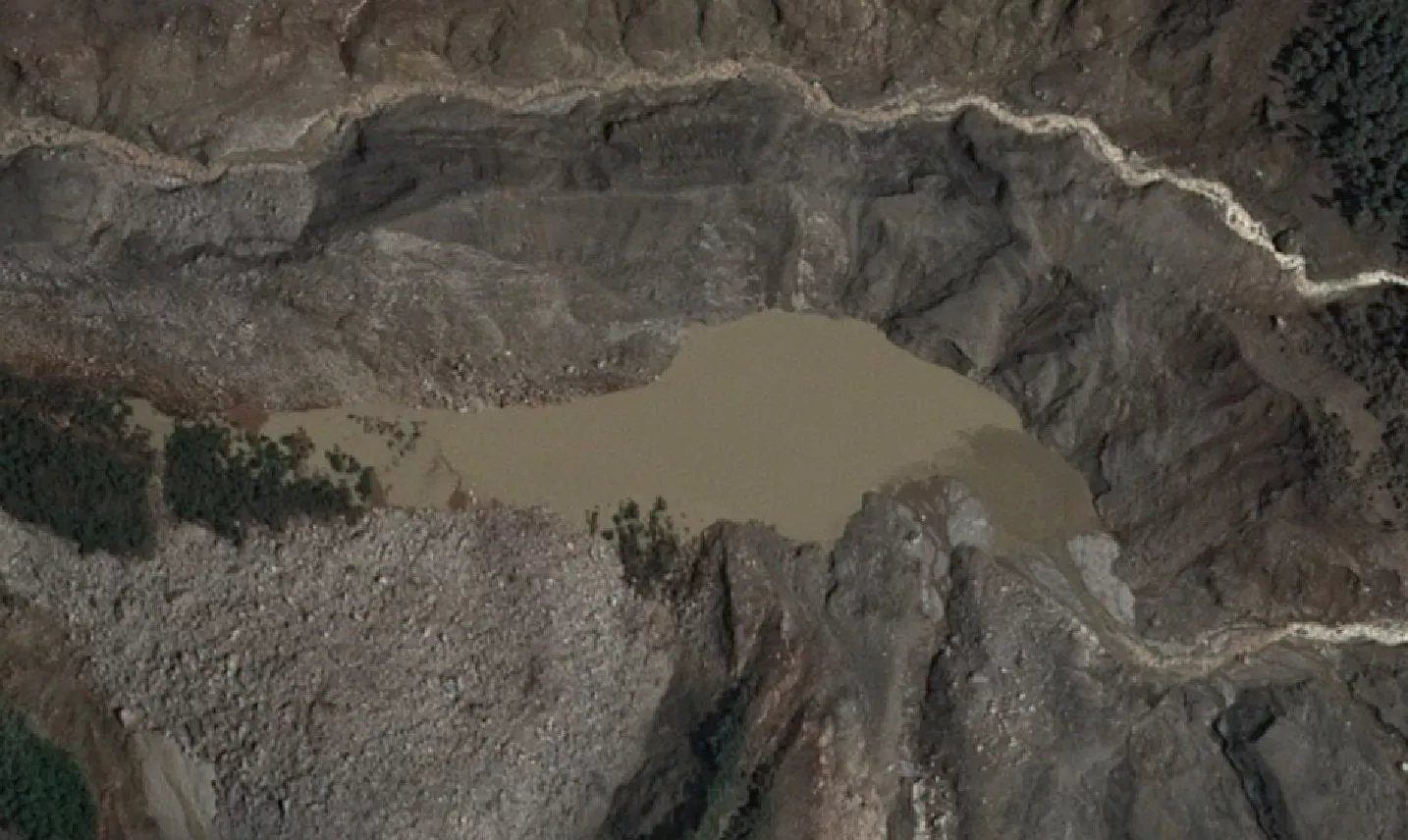 Après la coulée meurtrière au Népal, un lac de retenue fait craindre de nouvelles inondations