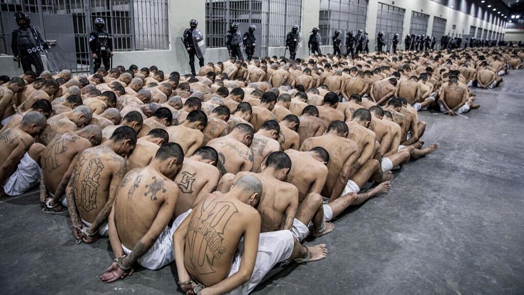 Arrestations arbitraires et morts en prison: au Salvador, Amnesty dénonce de possibles crimes contre l'humanité