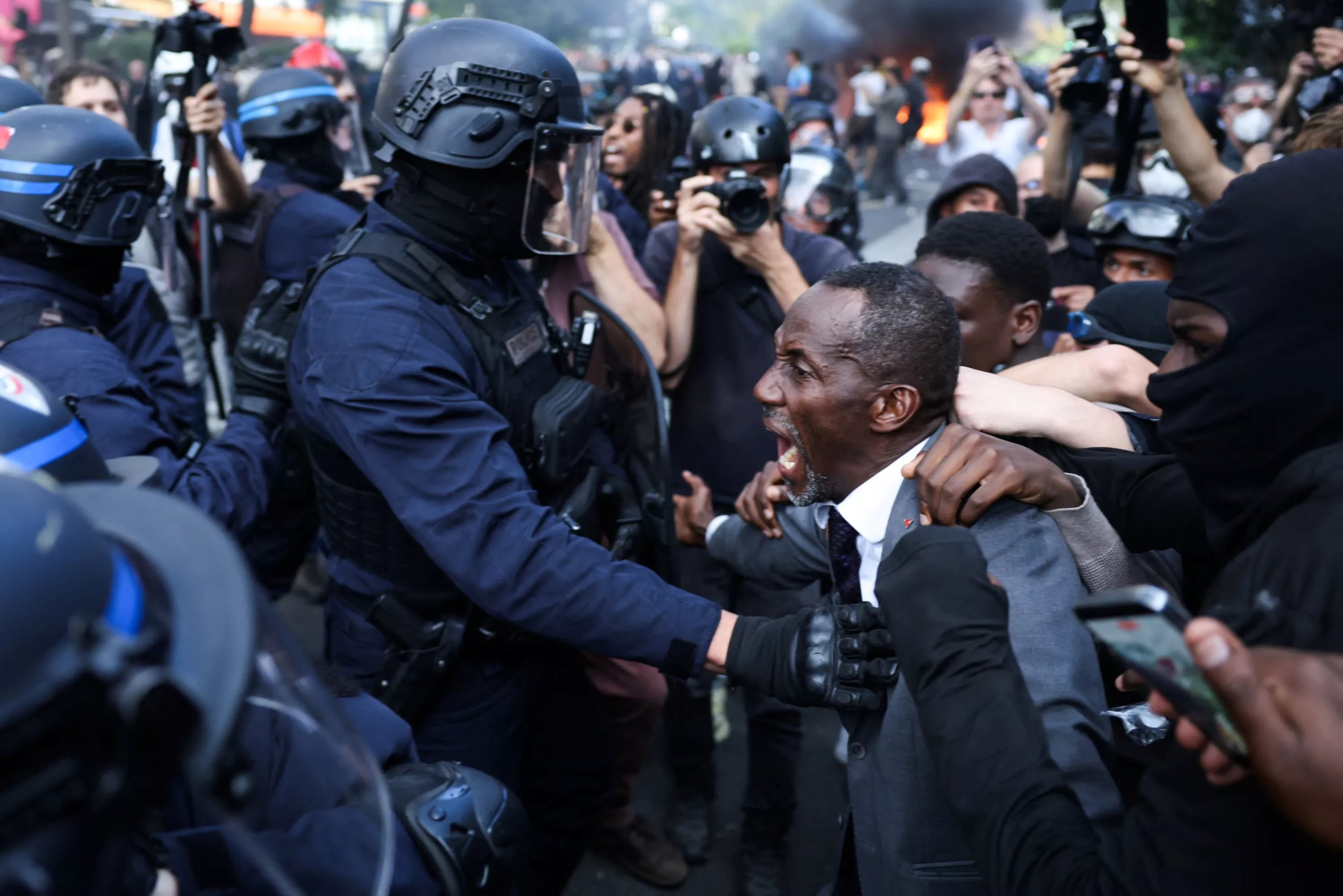 «Arrêtez, reculez, vous arrêtez!» : Bally Bagayoko au cœur des tensions entre lycéens et forces de l’ordre à Paris
