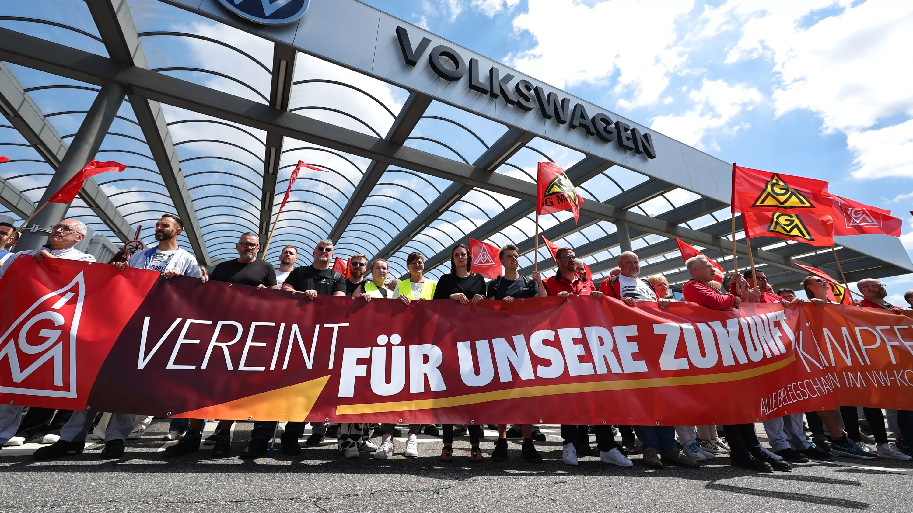 Assemblée houleuse avec les salariés, restructuration en vue… Cette crise historique chez Volkswagen qui ébranle l’Allemagne