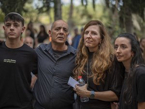 Attaque du 7 octobre : une photo du corps de sa fille dénudée sur un pick-up fait le tour du monde, la mère porte plainte contre des agences de presse