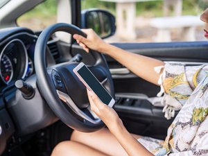 Attention si vous utilisez votre téléphone au volant : cela vous coûtera désormais la suspension immédiate du permis de conduire
