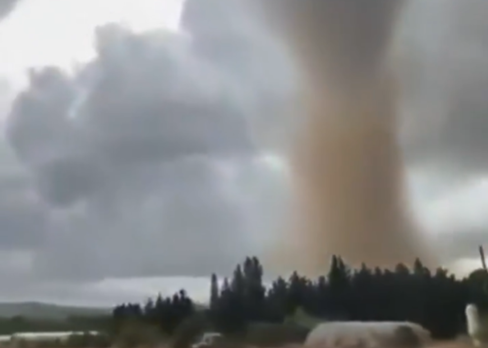 Aude : une impressionnante tornade ravage un village près de Carcassonne, au moins 26 blessés et 2 800 foyers privés d’électricité