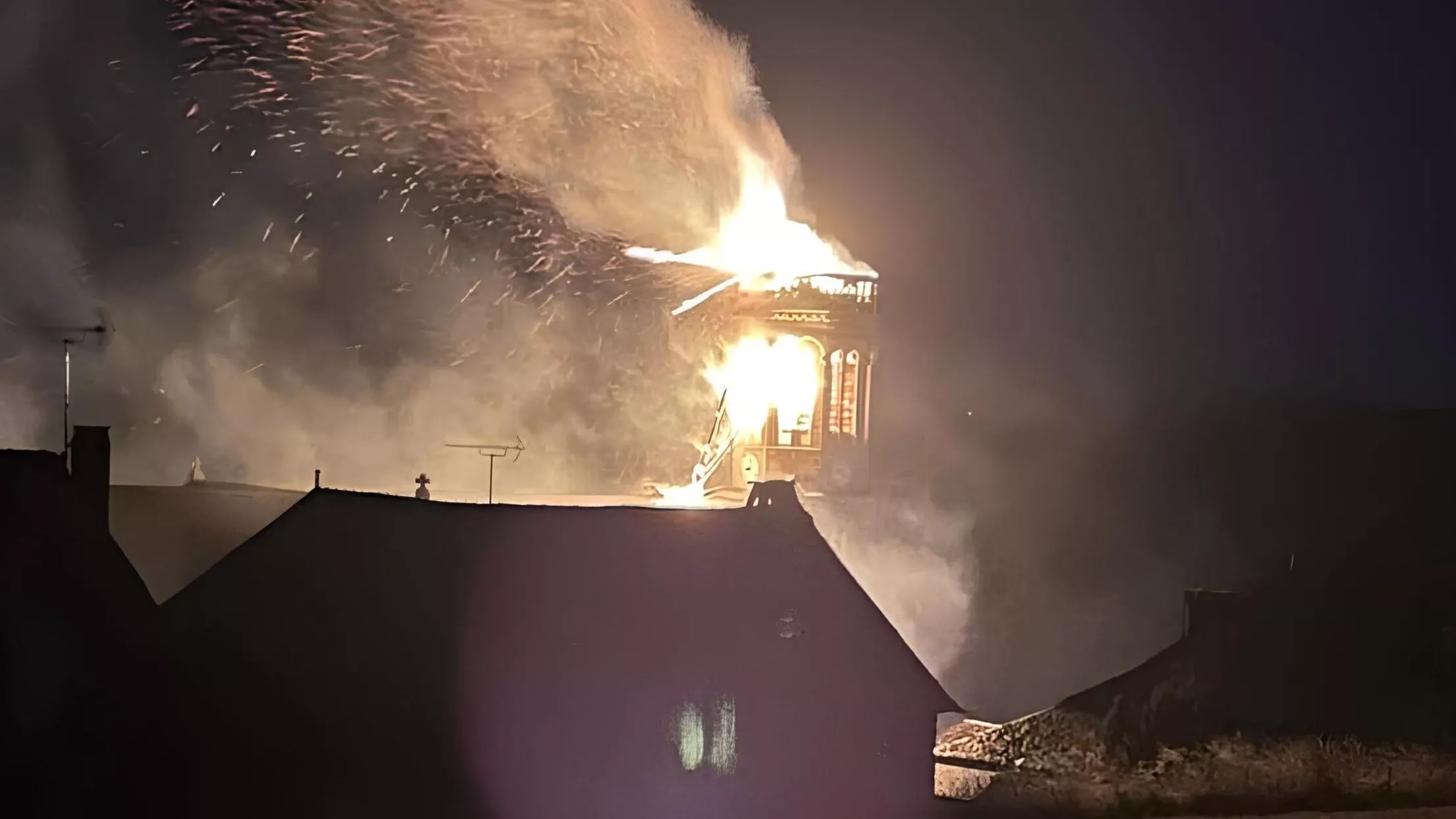 Aveyron : frappé par la foudre, le clocher d’une église néogothique ravagé par un incendie