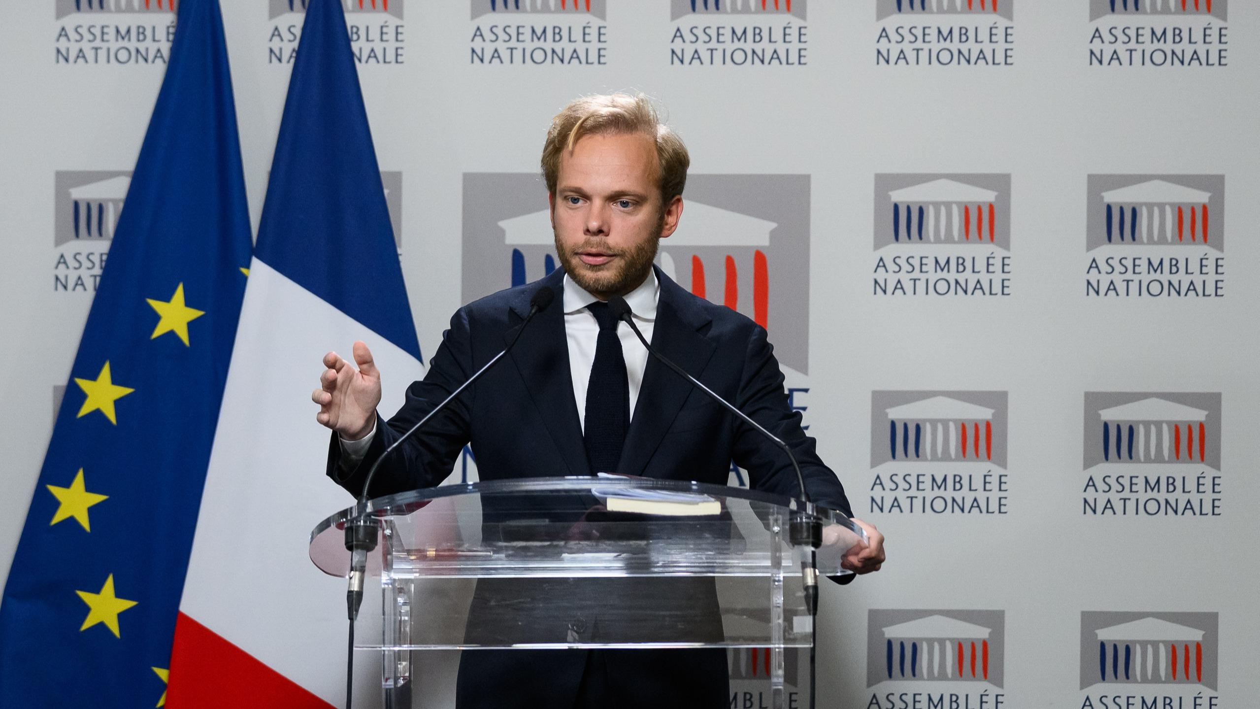 « Alloncle sous-entend que nous n’avons rien fait » : irritation et embarras dans le camp Macron après le rapport sur l’audiovisuel public