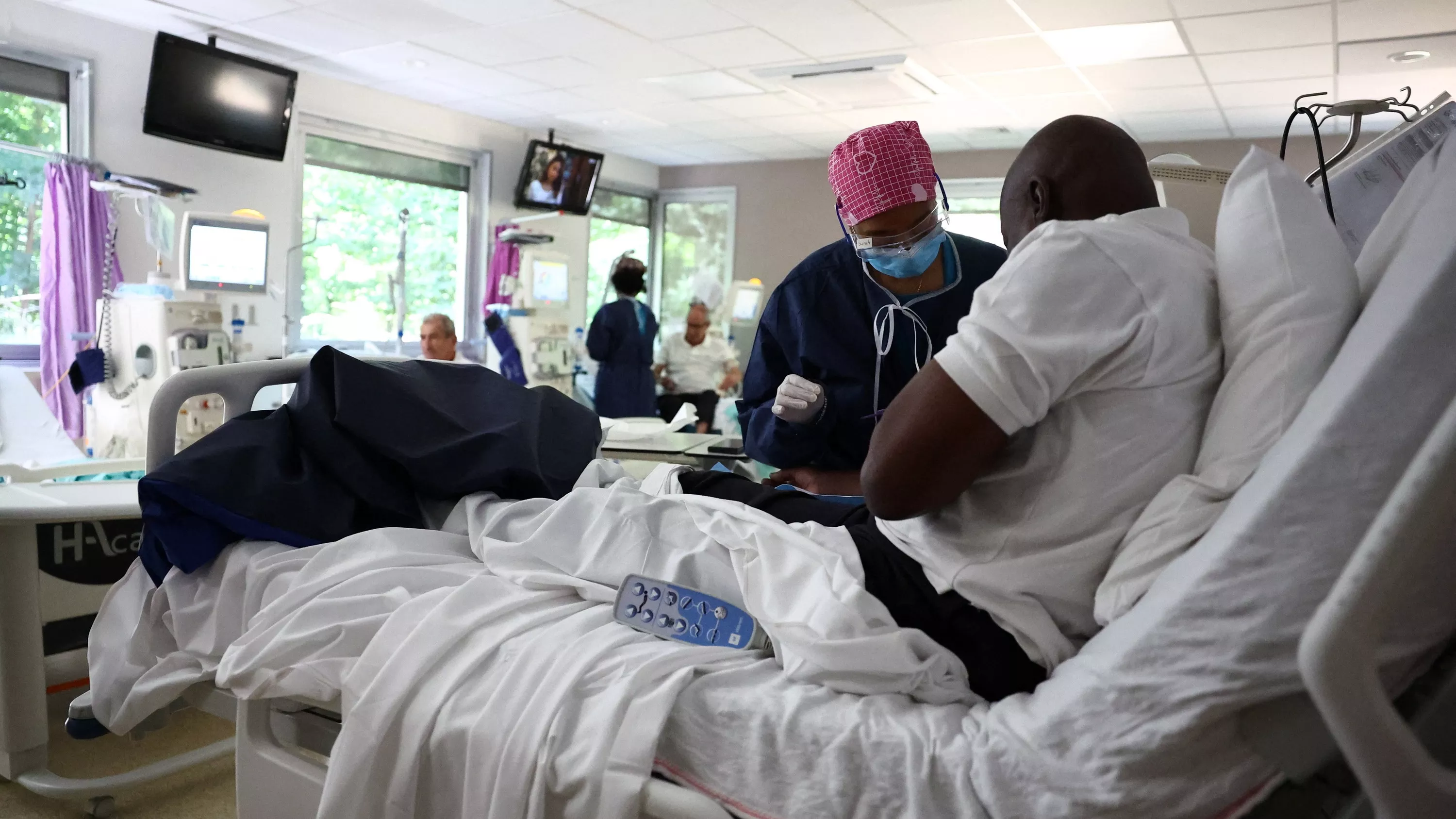 « Beaucoup de personnes âgées font des coups de chaud » : la pression sur l’hôpital se poursuit, une hausse des décès à domicile redoutée