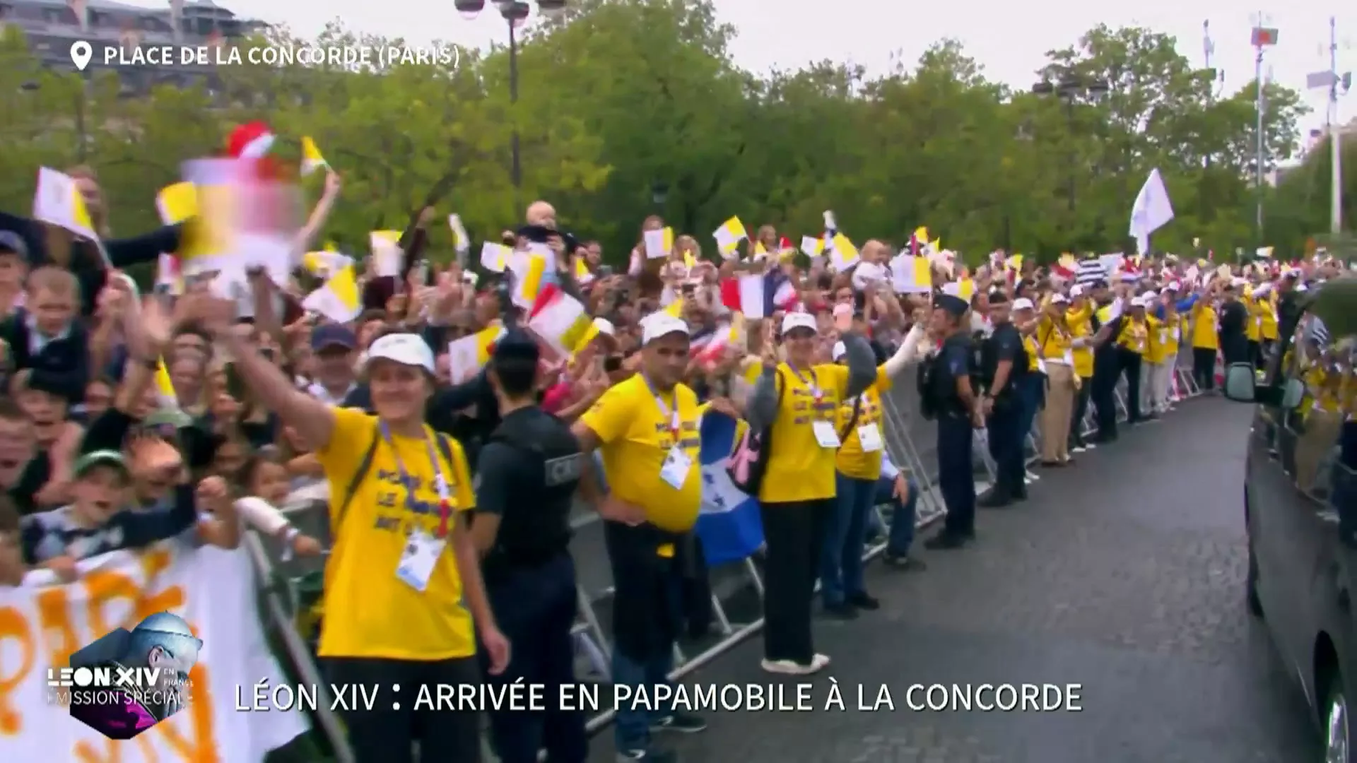 Bébés bénis, marée humaine, ferveur… Les images fortes de la déambulation du pape Léon XIV sur les Champs-Élysées