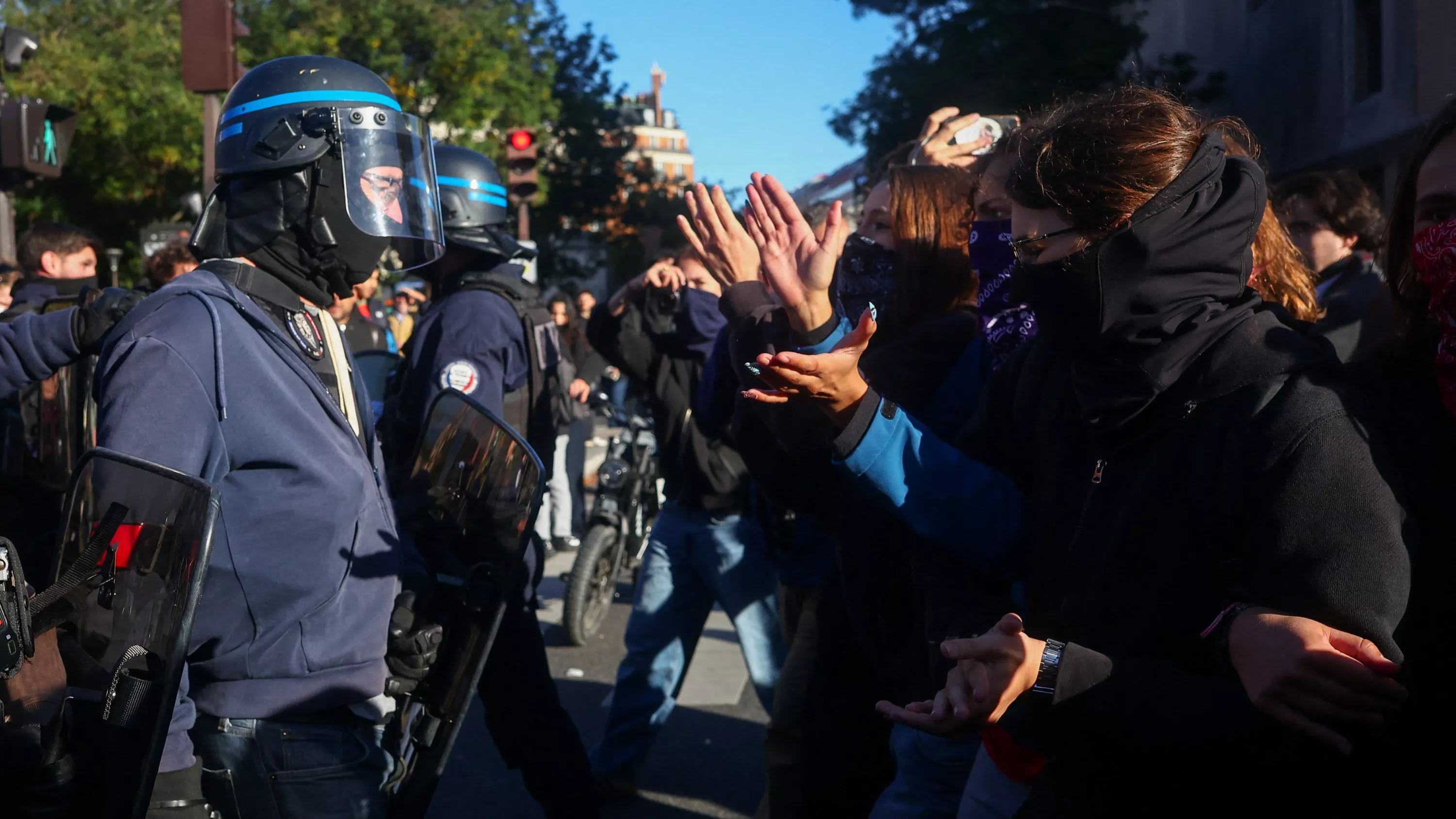 Blocage des lycées : un adolescent de 15 ans sera jugé en février prochain pour avoir roué de coups une policière à Paris