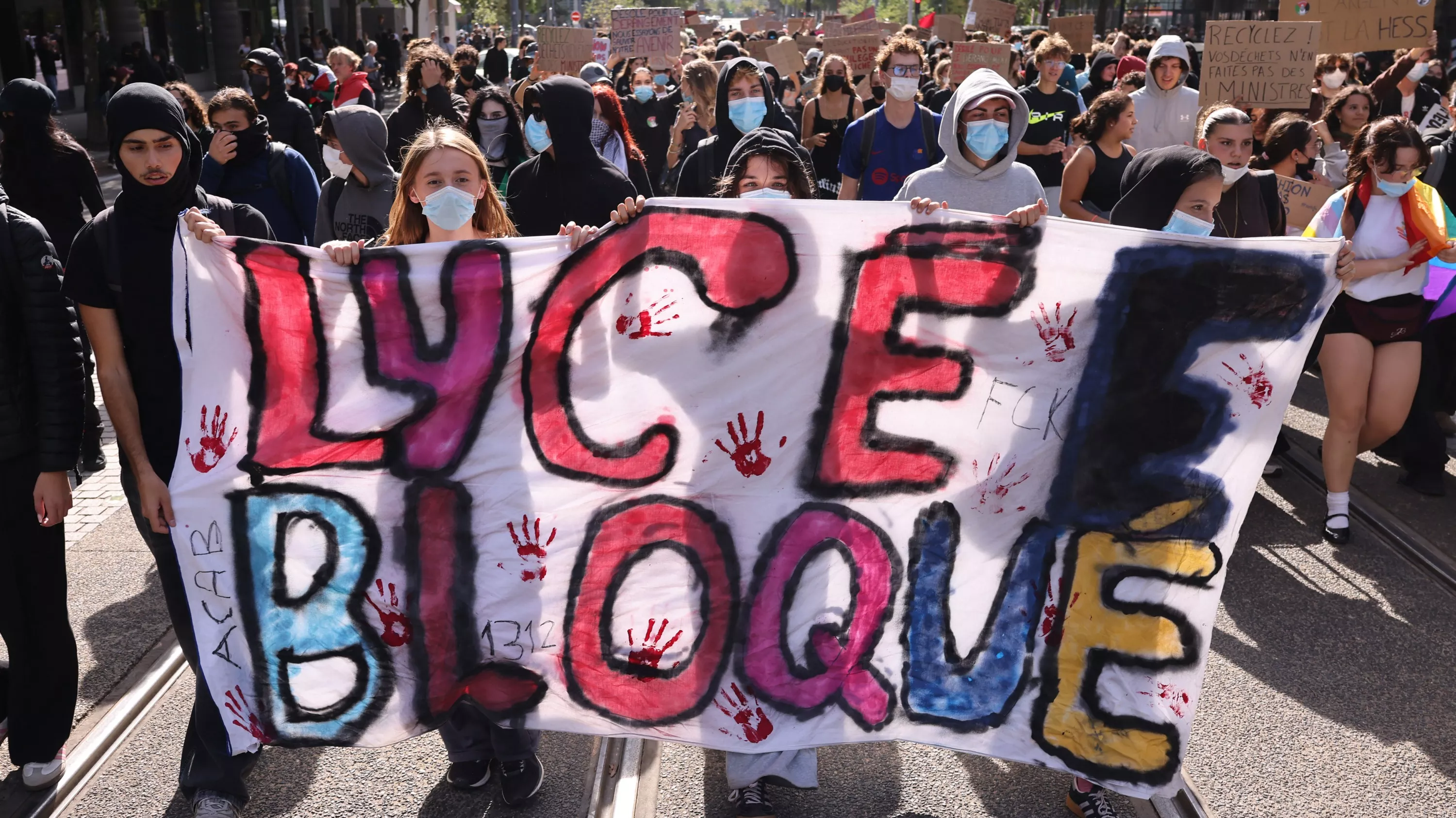 Blocage des lycées : les élèves ont-ils vraiment cours de 8 heures à 18 heures ?