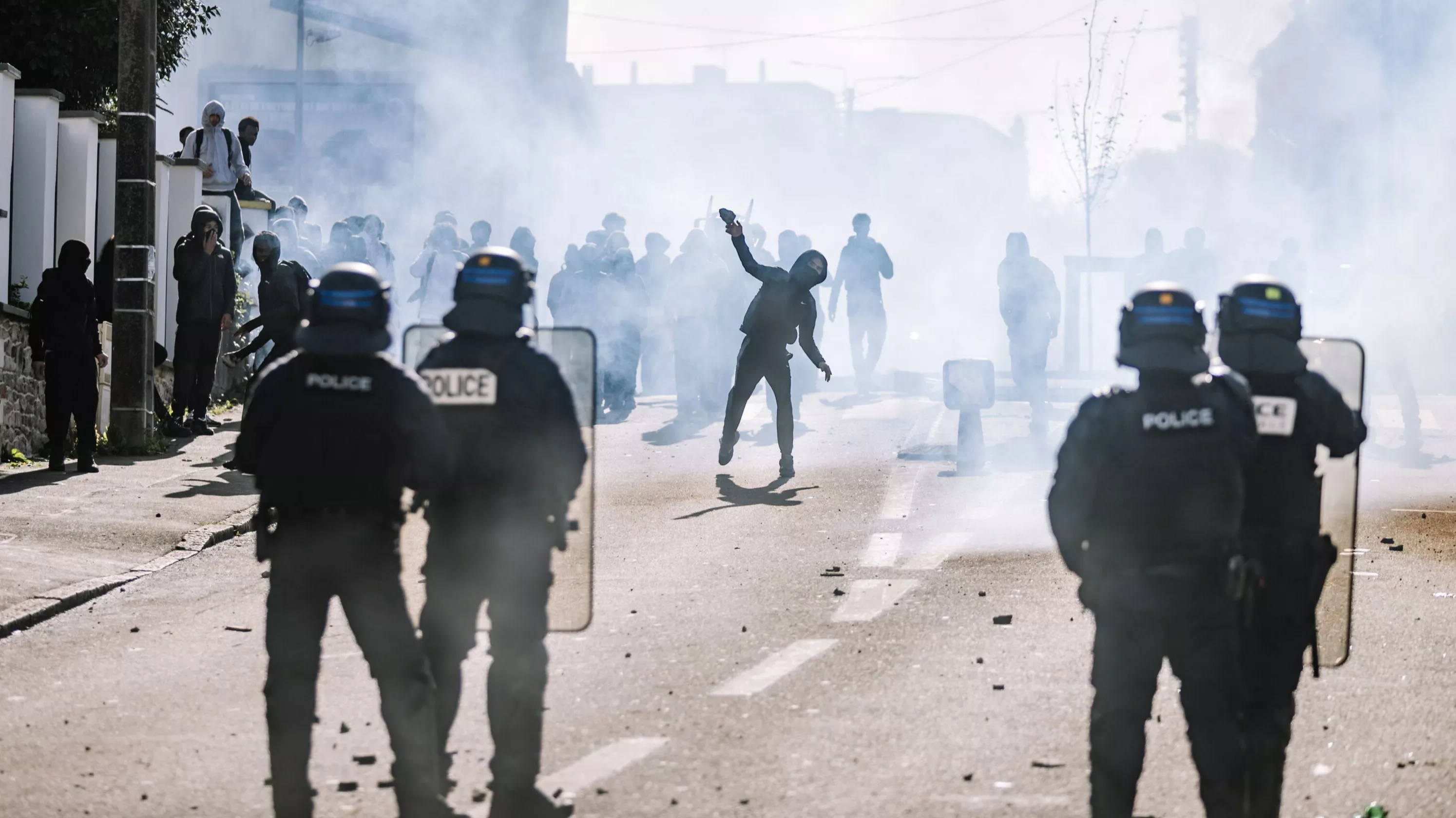 Blocus des lycées : les autorités redoutent un « mardi noir » avec des casseurs en embuscade