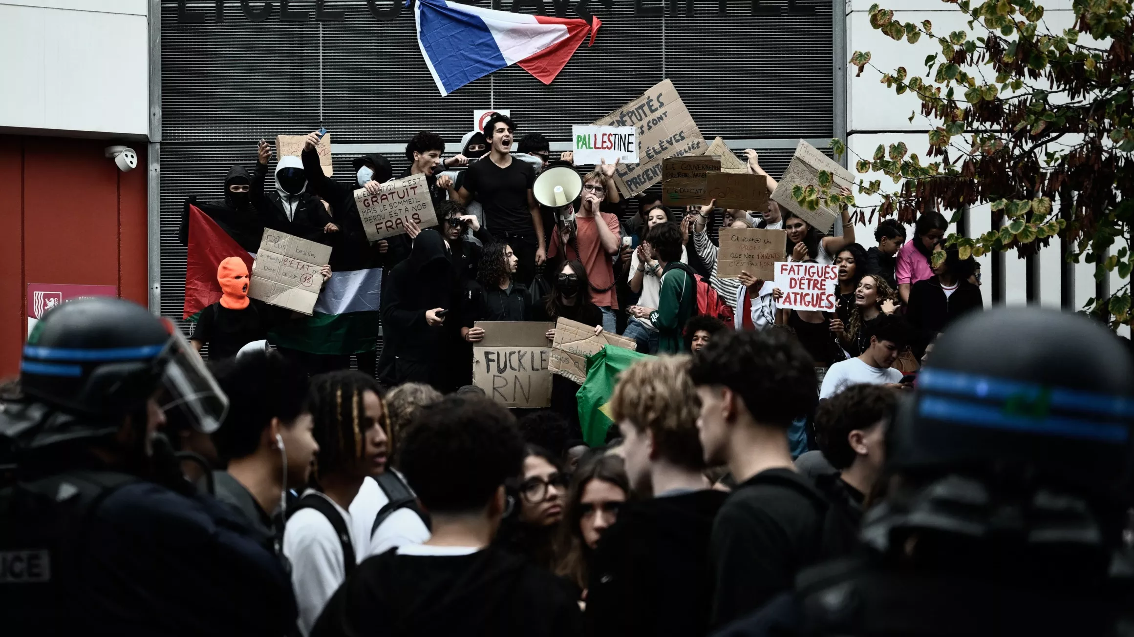 Blocus des lycées : un jeune homme hospitalisé à Tours après des blessures «compatibles» avec un tir de LBD, l’IGPN saisie